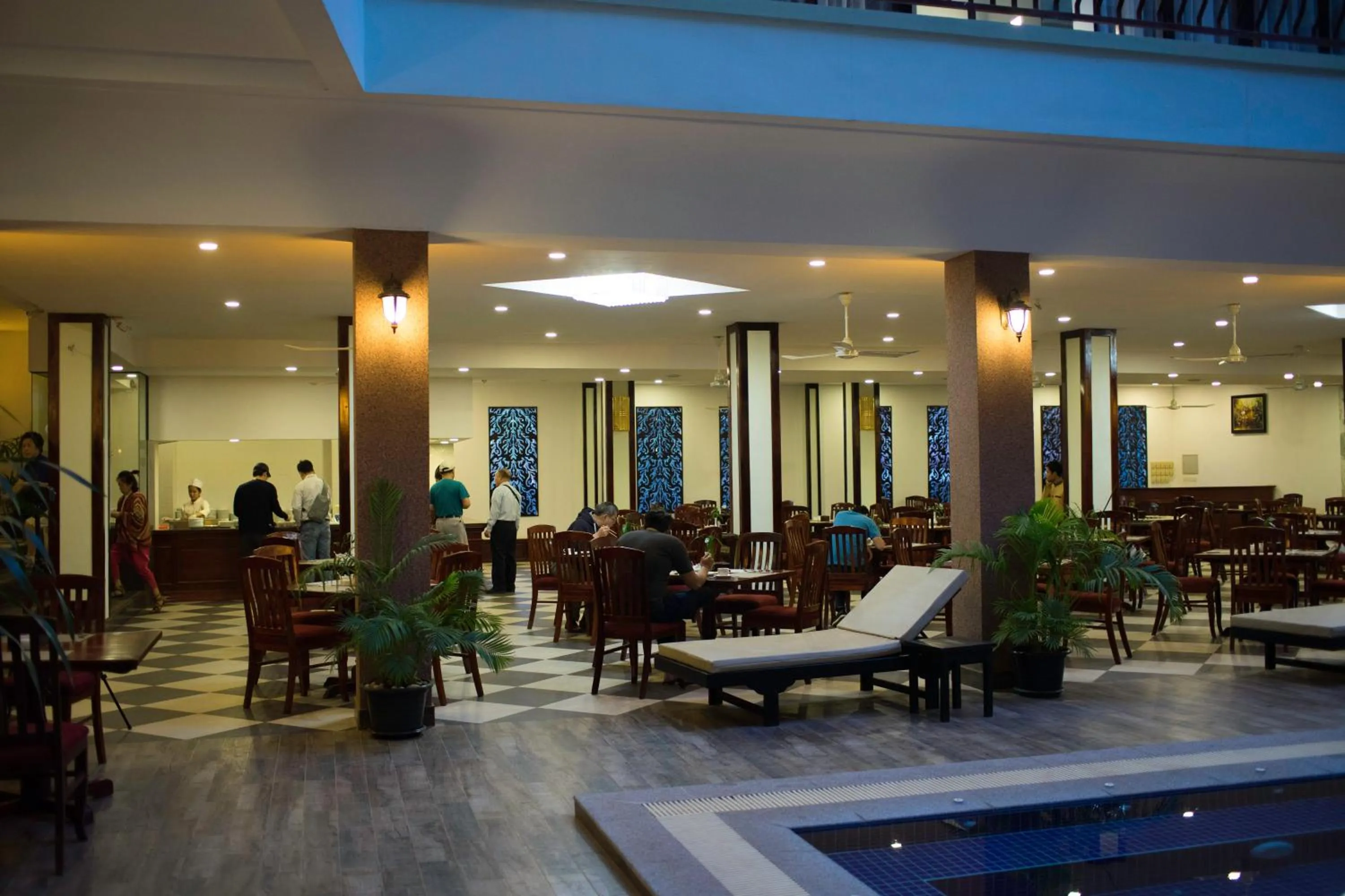 Restaurant/places to eat in Smiling Hotel