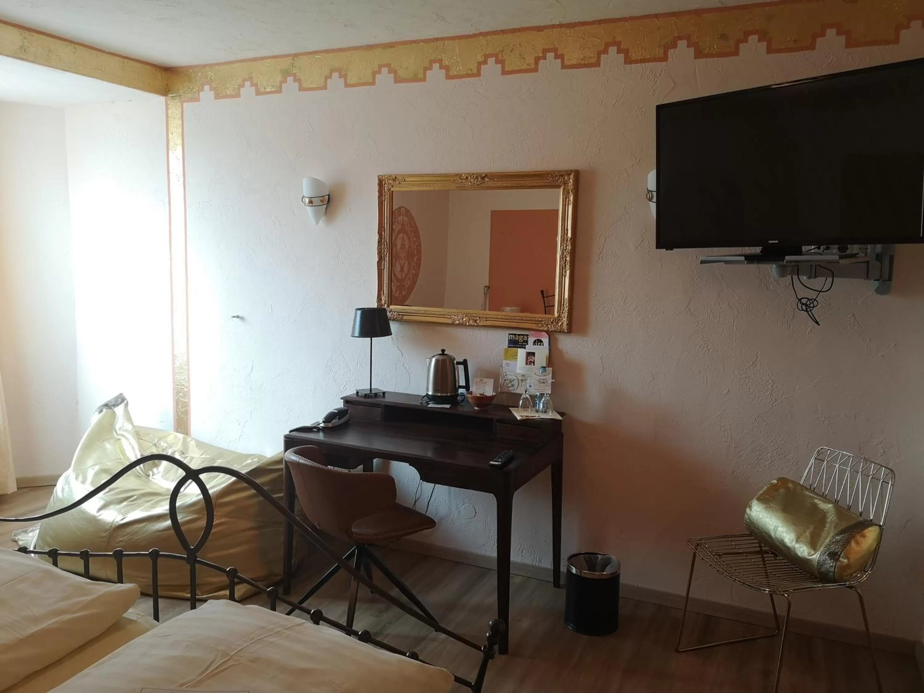 TV and multimedia, Bed in Hotel Goldflair am Rathaus