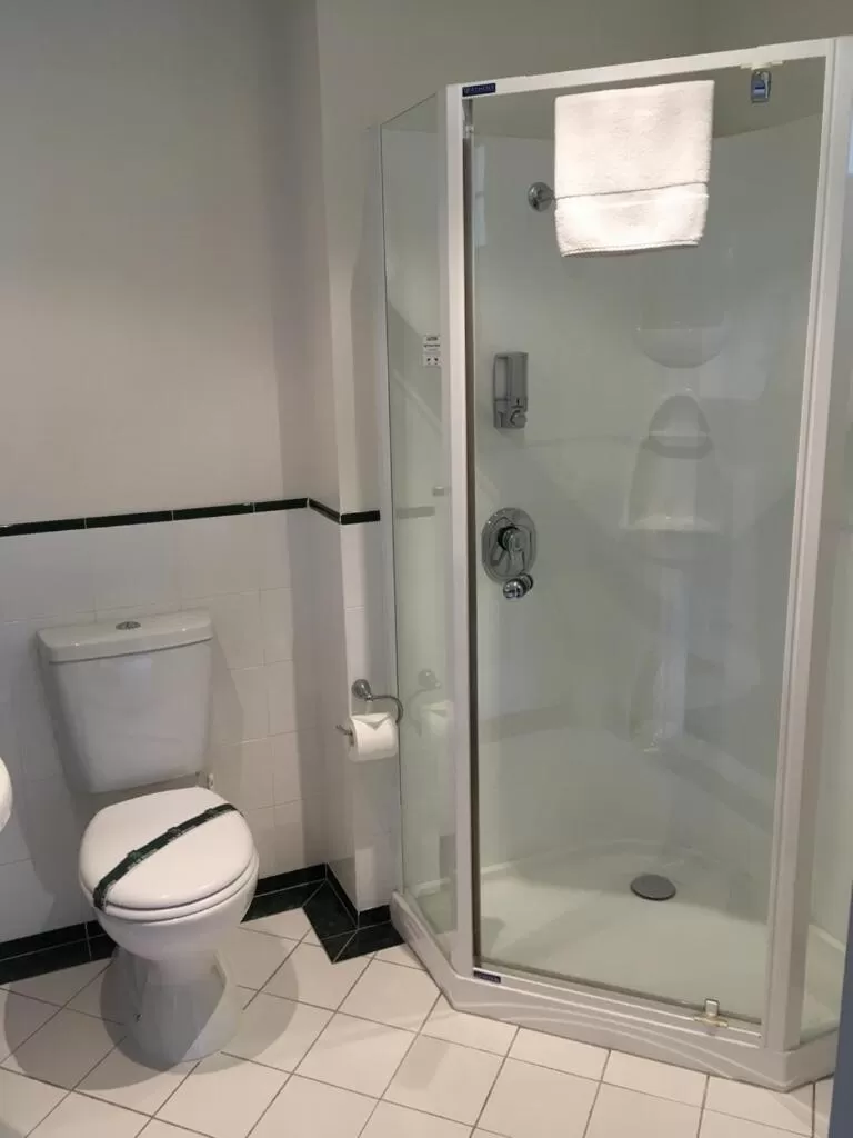 Bathroom in Motel On York