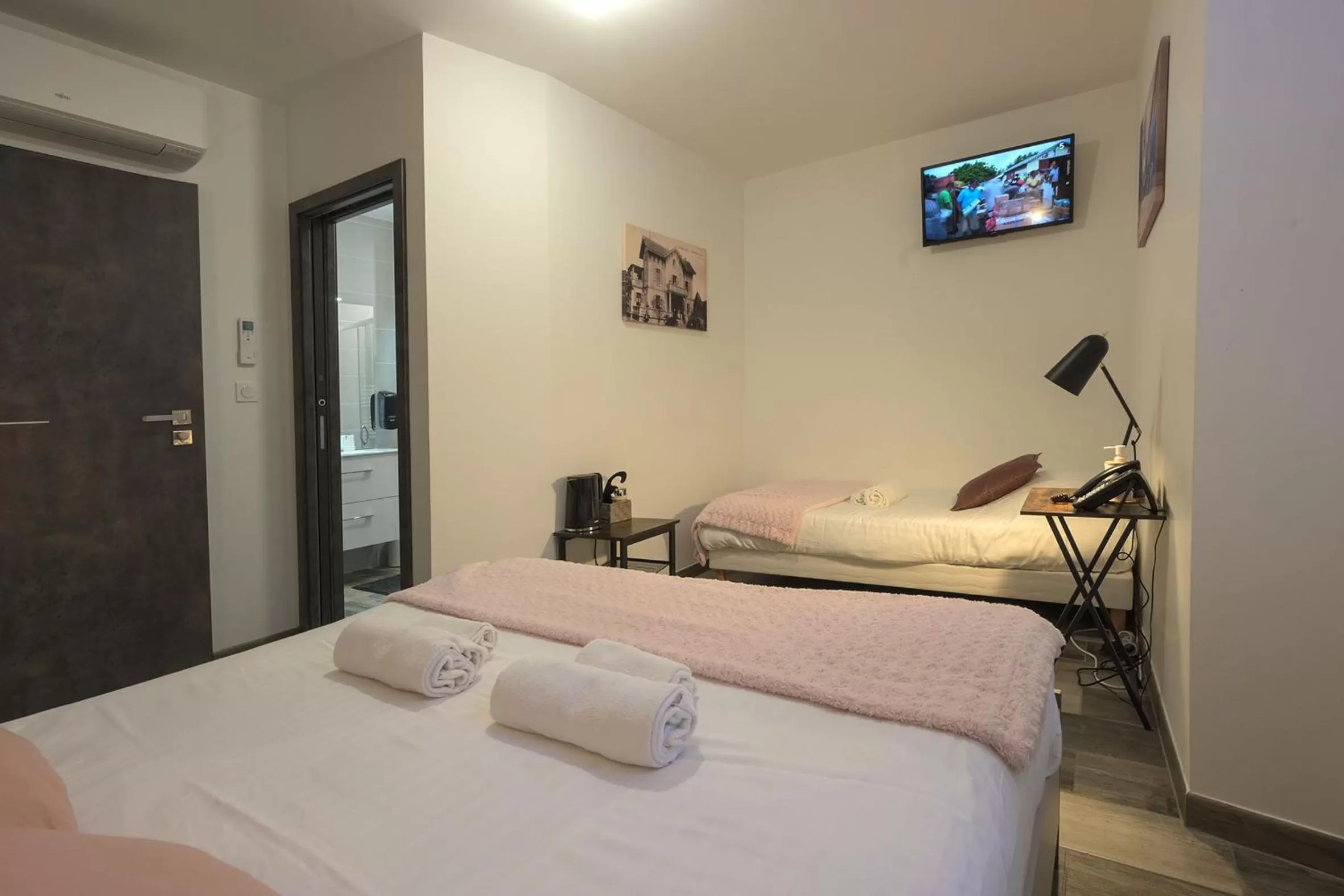 Bed in Hotel De La Croisée