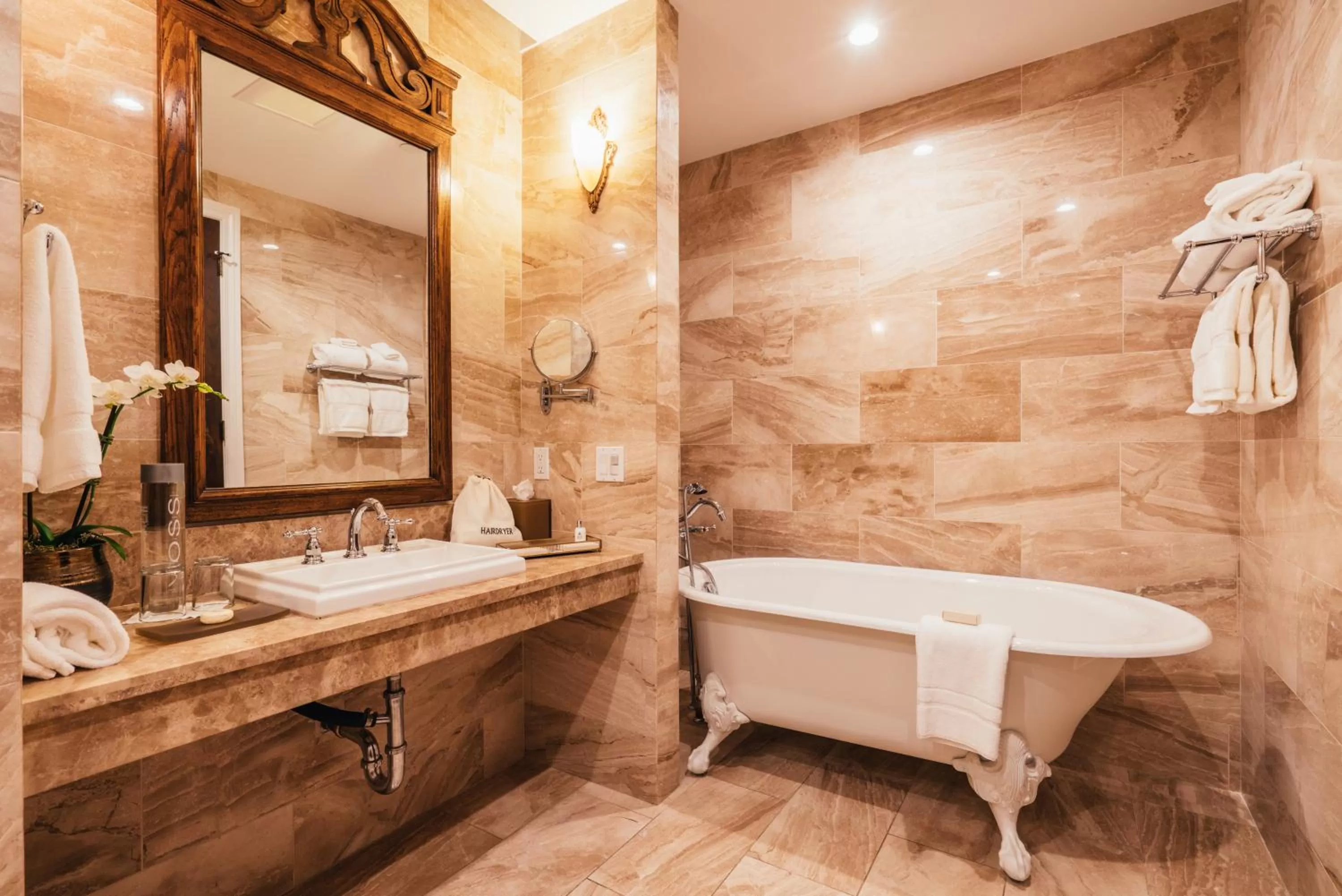 Hot Tub in Neighbourgood Sutter Mansion