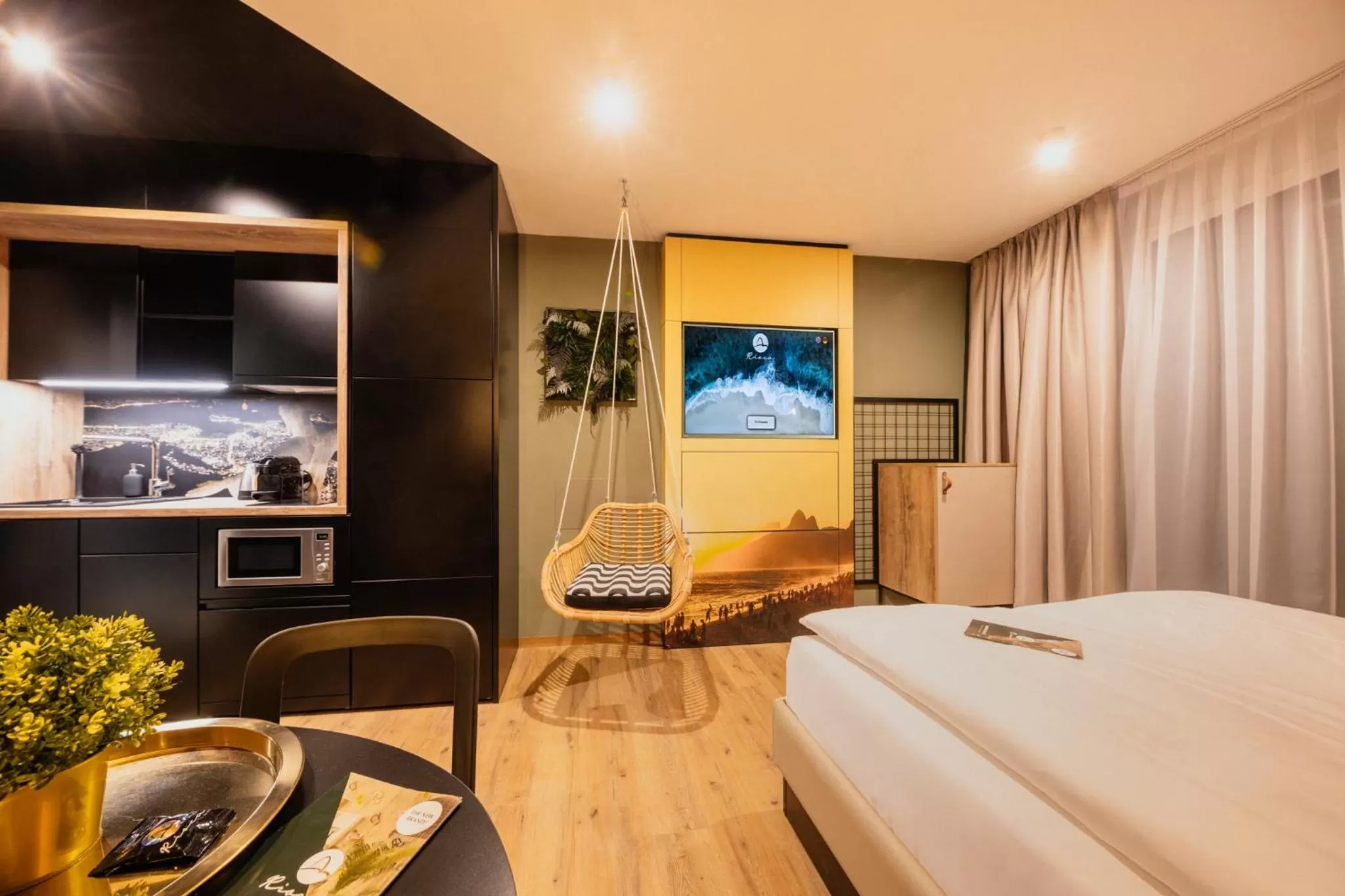 Photo of the whole room, Bed in Rioca Stuttgart Posto 4