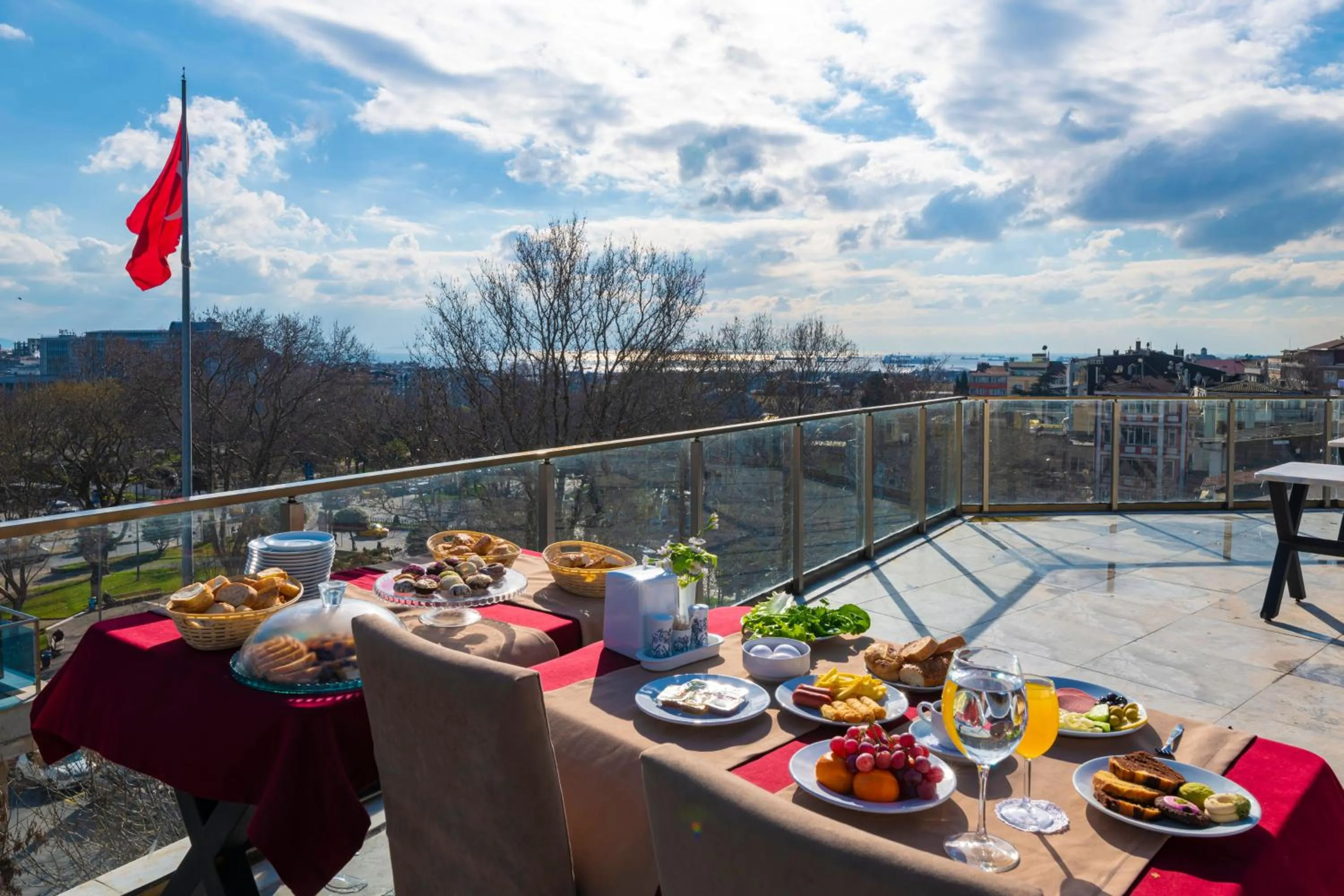 Restaurant/places to eat in Hotel Yesilpark