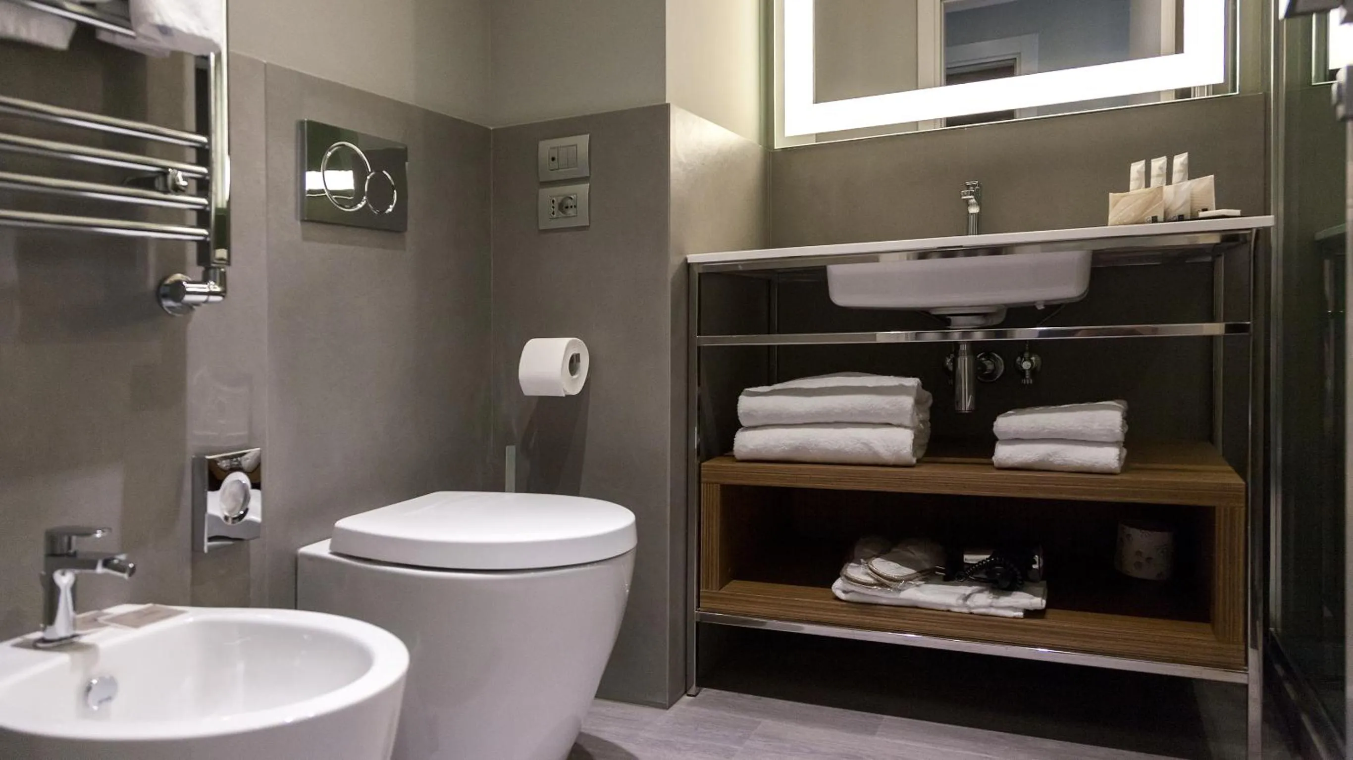 Toilet in G Hotel Pescara