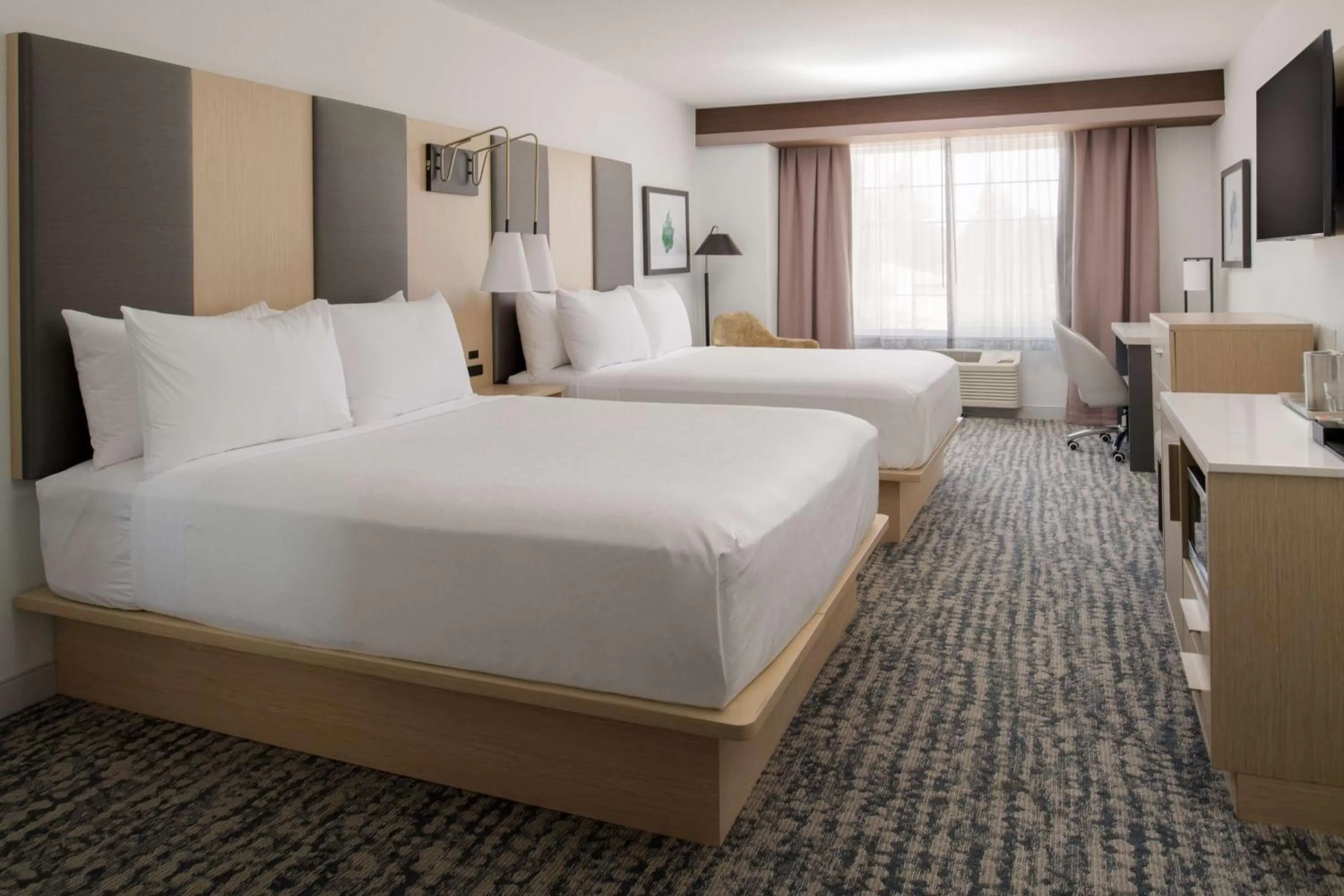Queen Room with Two Queen Beds and Bath Tub - Mobility Accessible in Best Western Premier Keizer Salem Hotel
