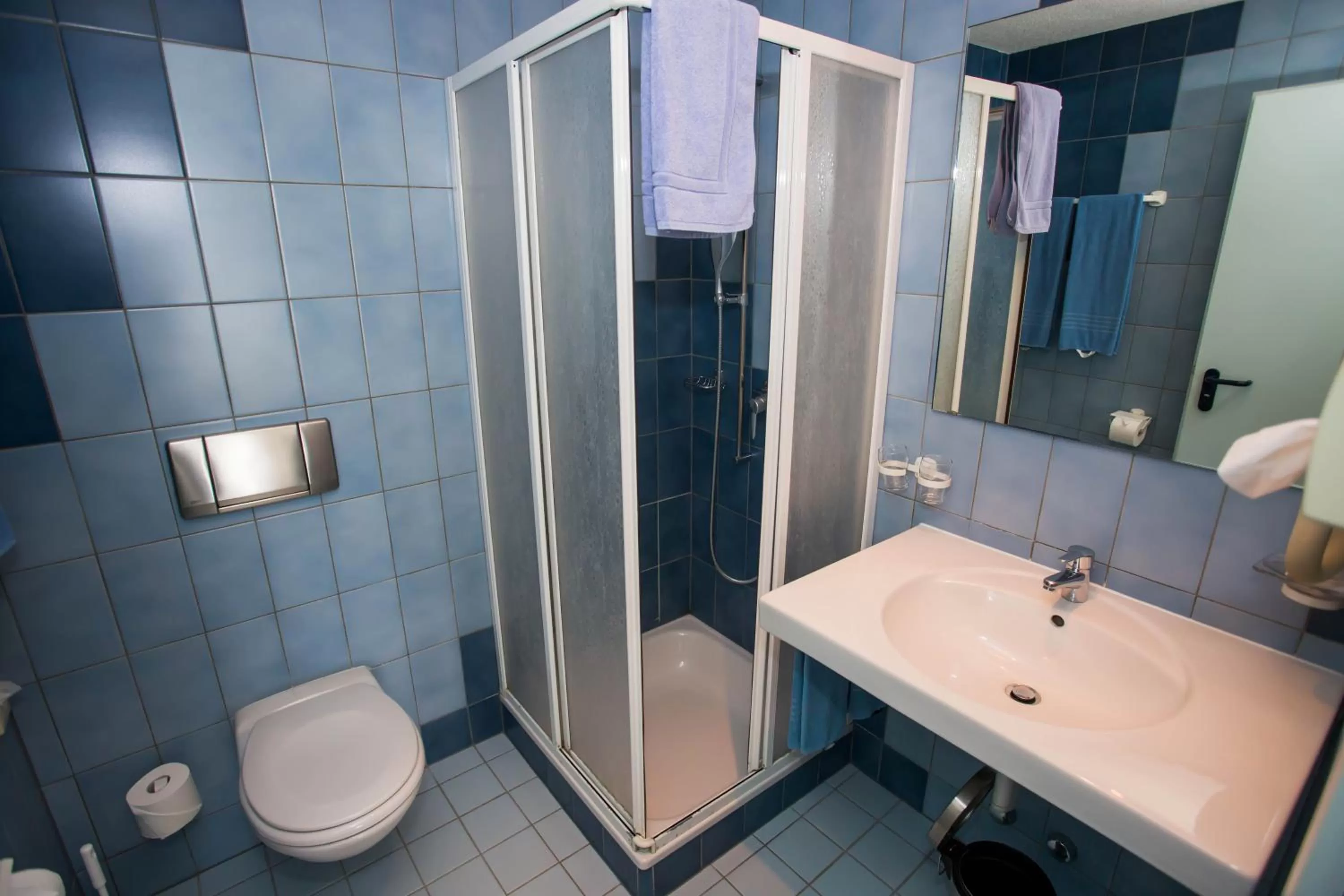 Bathroom in Hôtel du Port