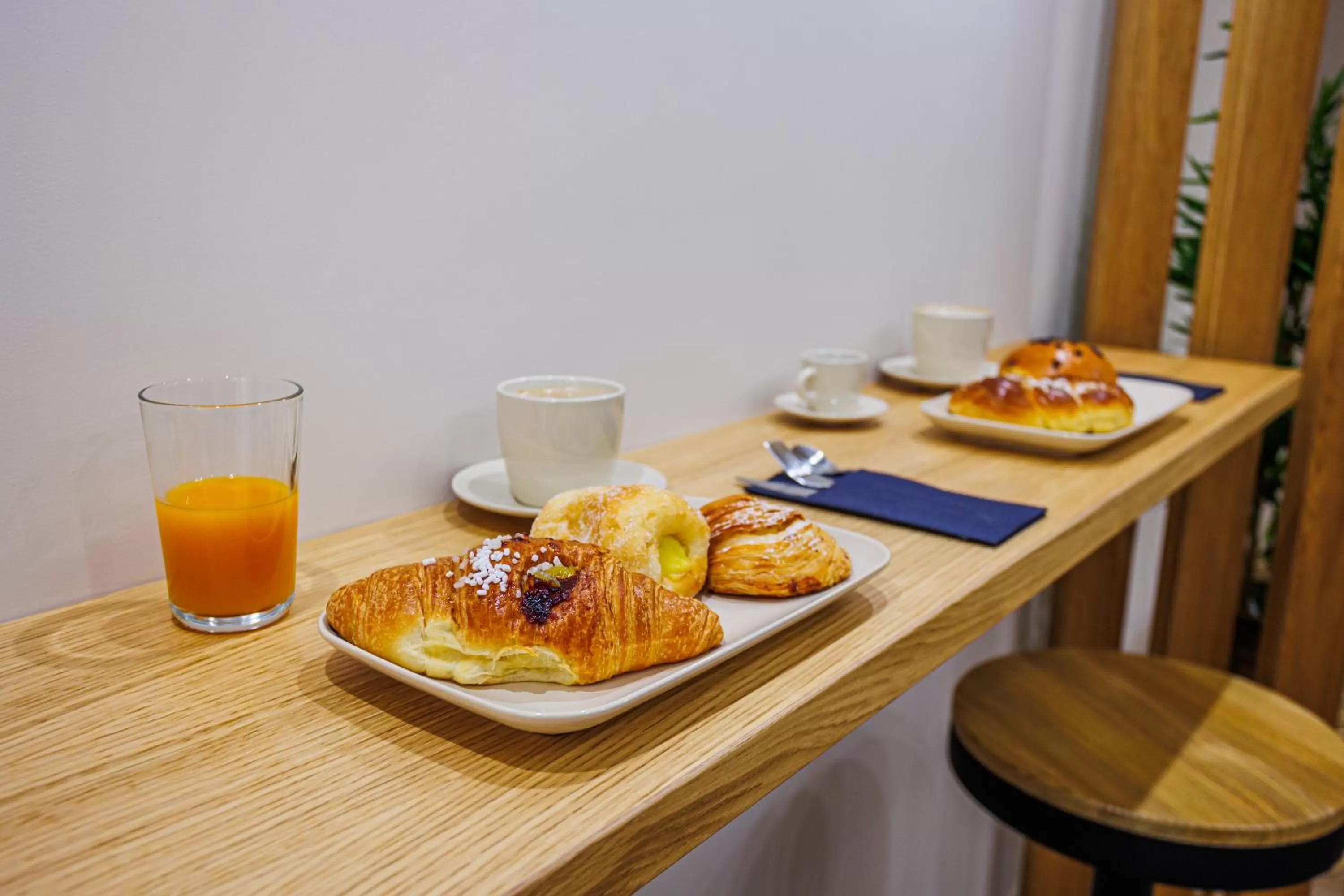 Breakfast in Peca's room