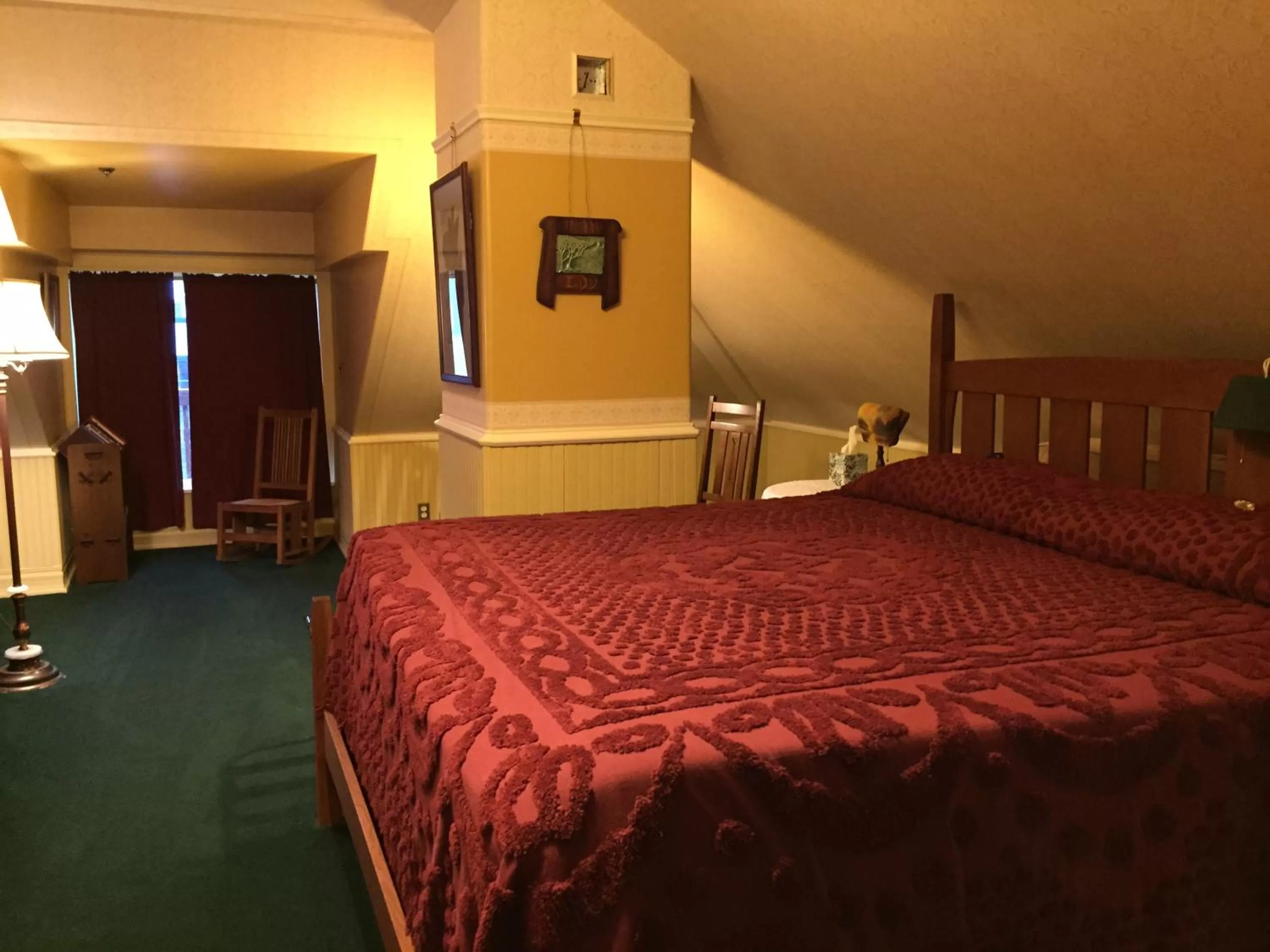 Bed in Alaska's Capital Inn Bed and Breakfast