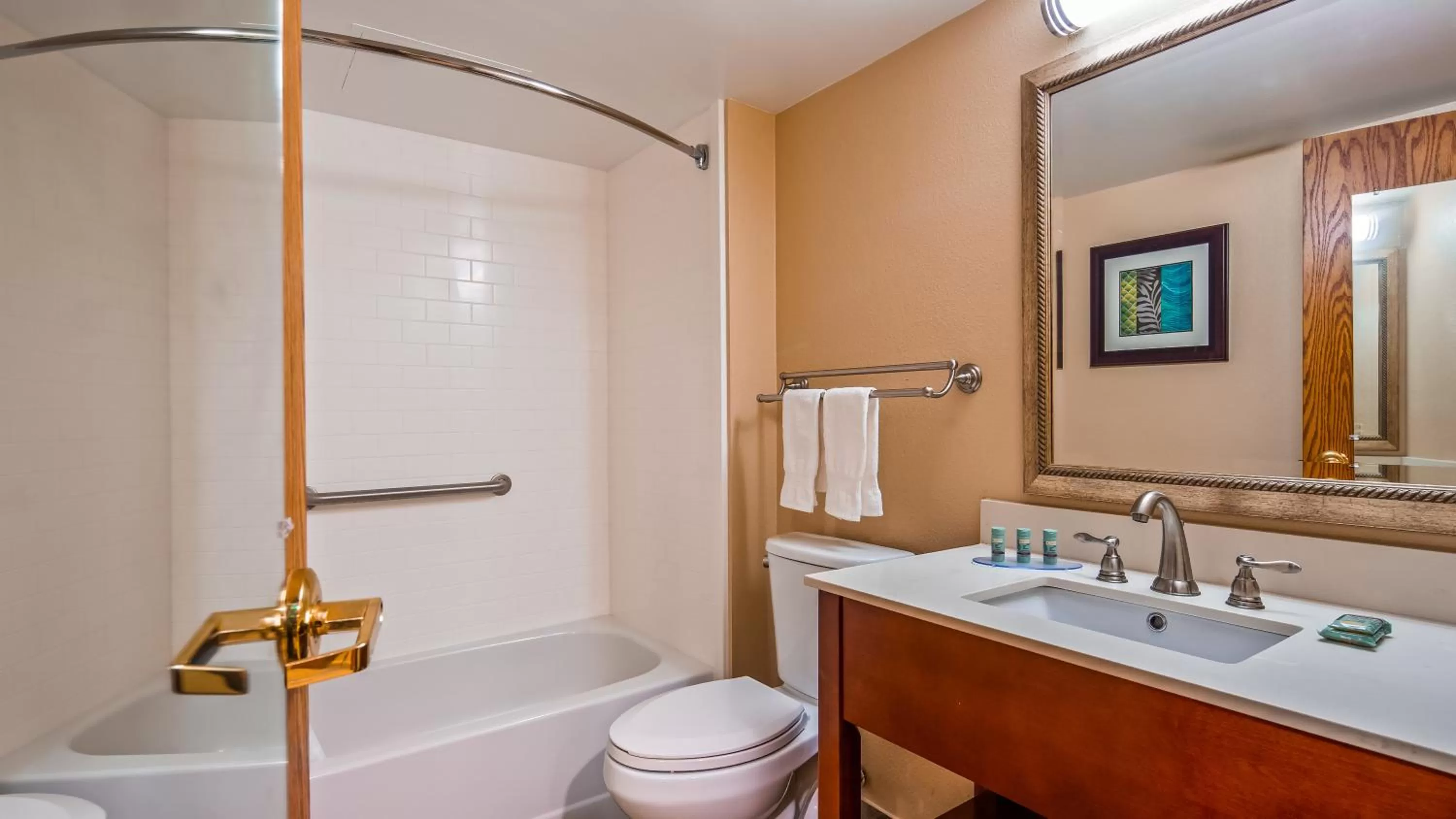 Bathroom in Best Western Warren Hotel