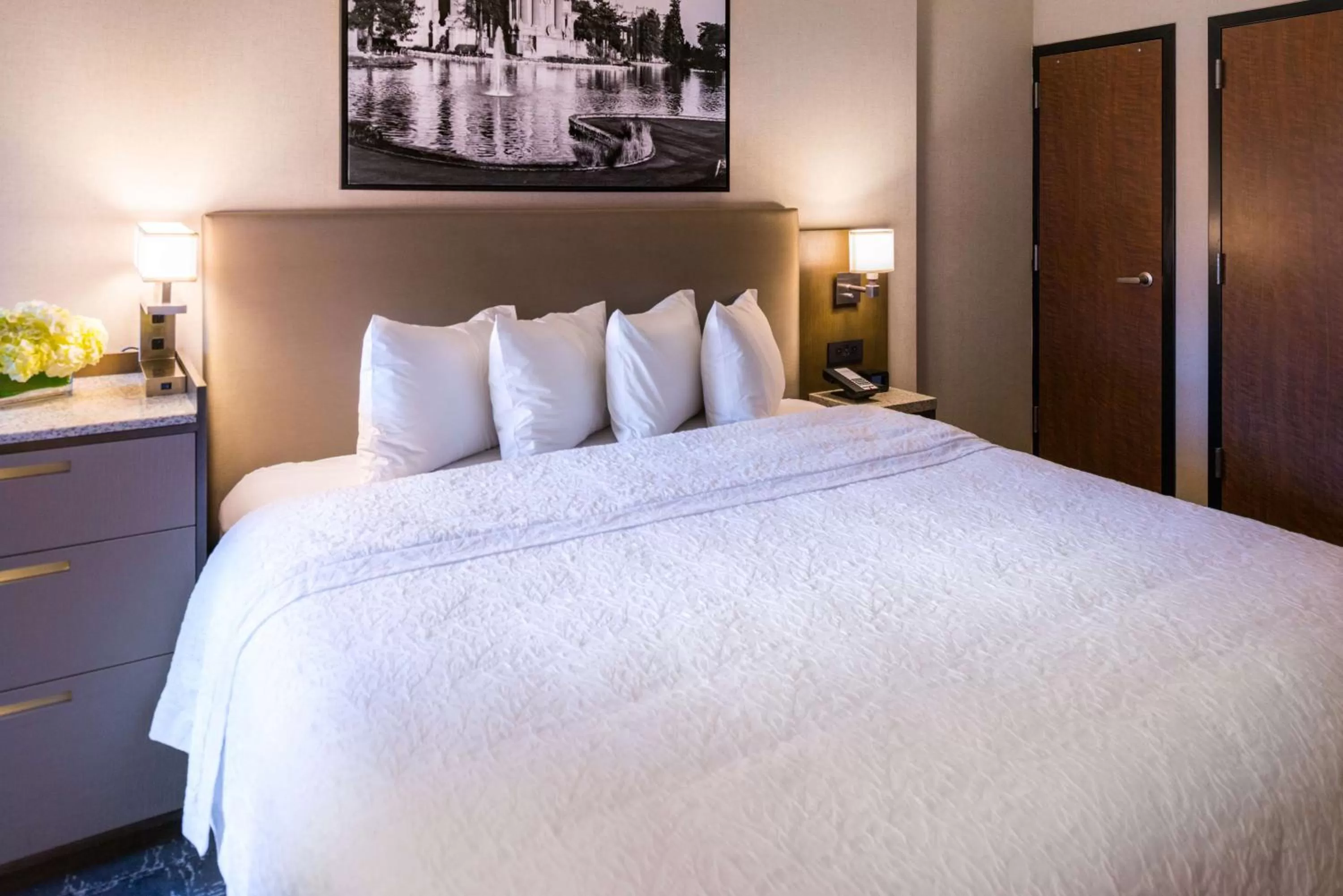 Bed in Hampton Inn San Francisco Downtown/Convention Center