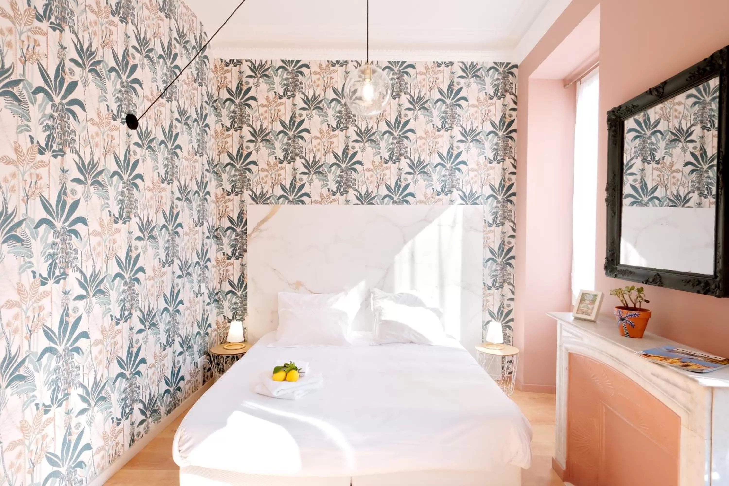 Property building, Bed in Hotel Lemon