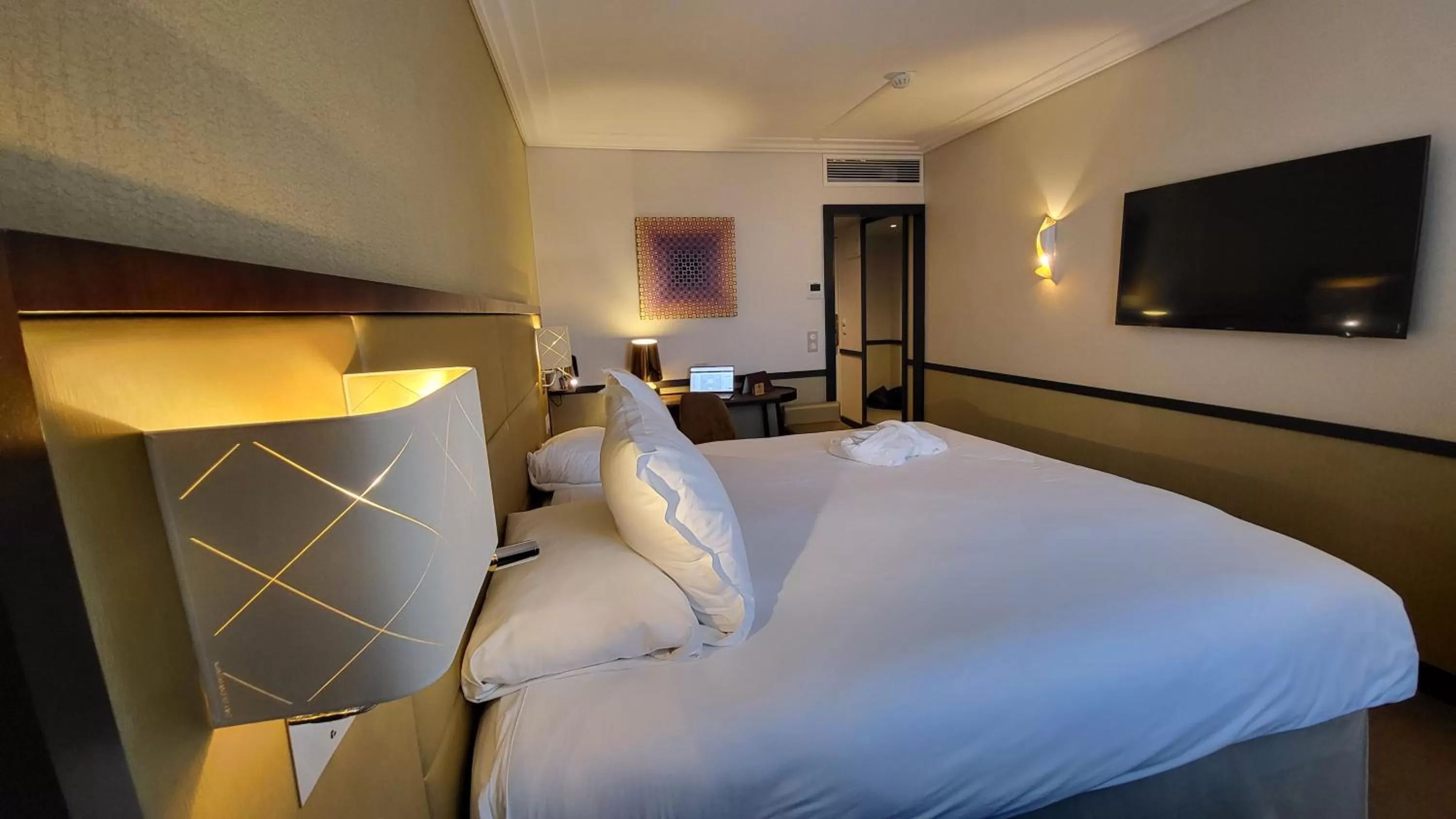 Bed in Hôtel Paris Neuilly