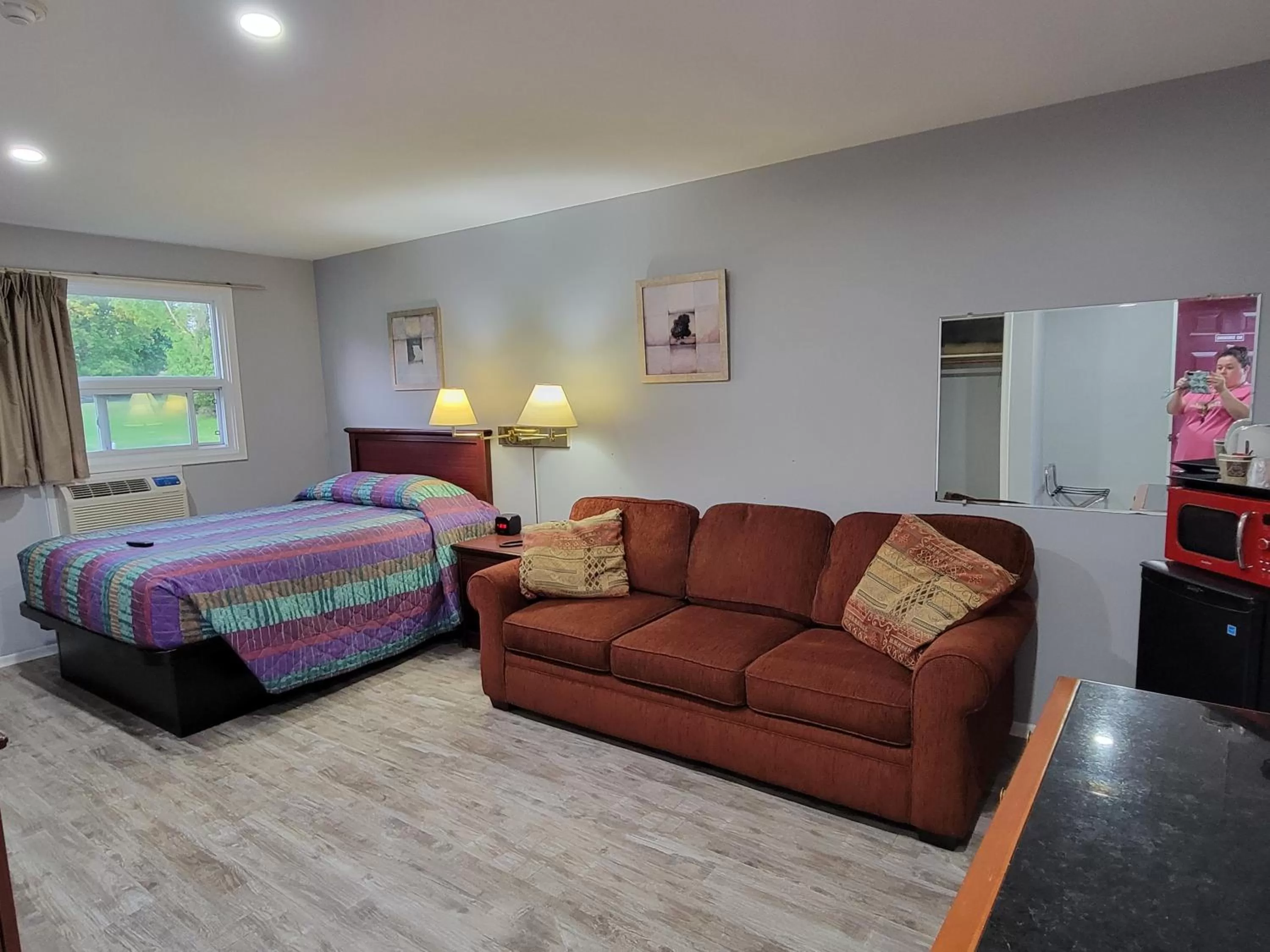 Photo of the whole room, Bed in Knights Inn Cobourg