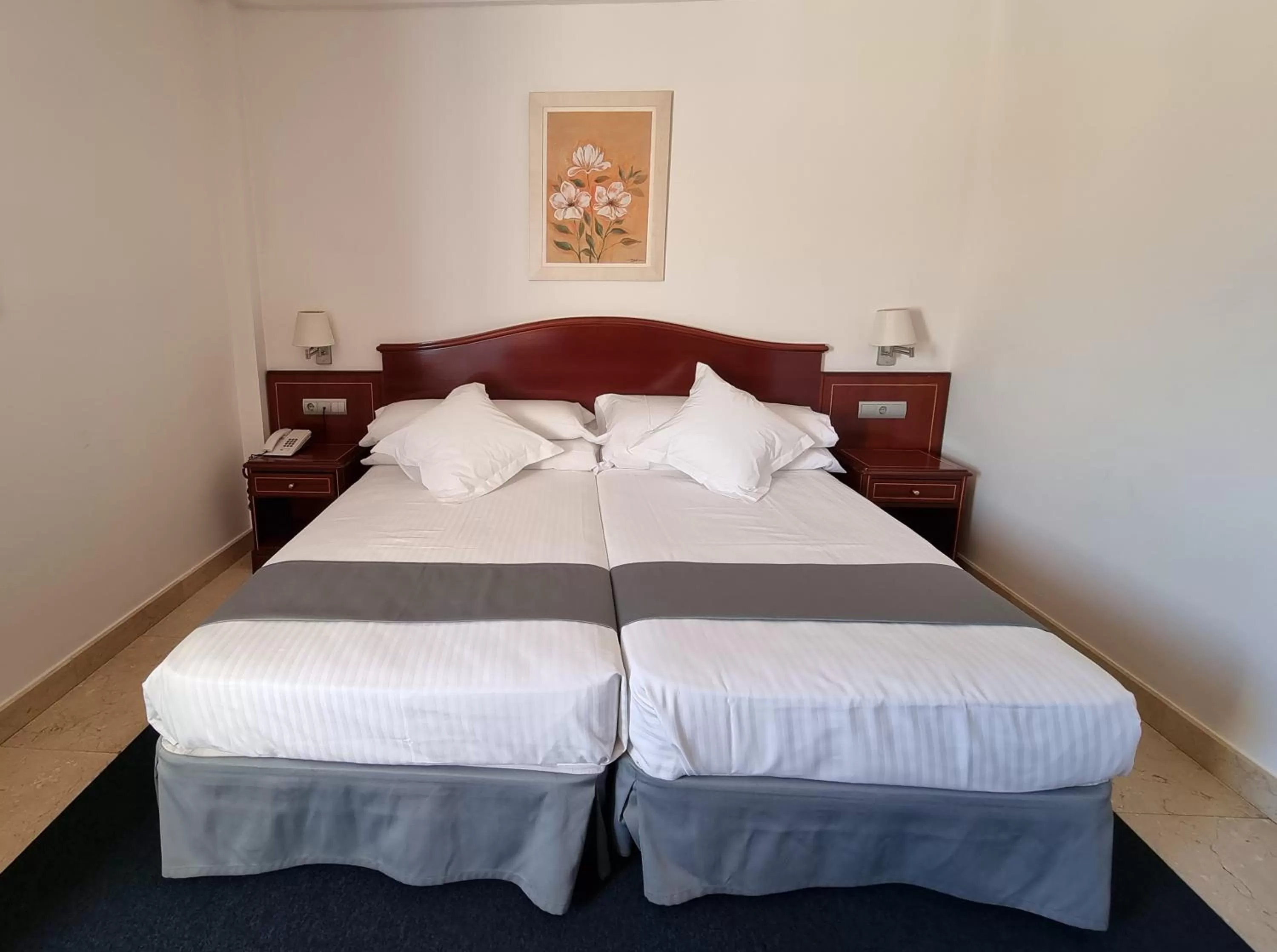 Property building, Bed in Hotel Gran Legazpi