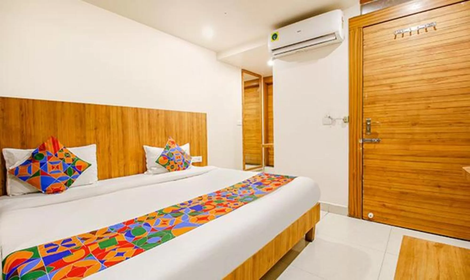 Photo of the whole room, Bed in Via Sunshine Regency