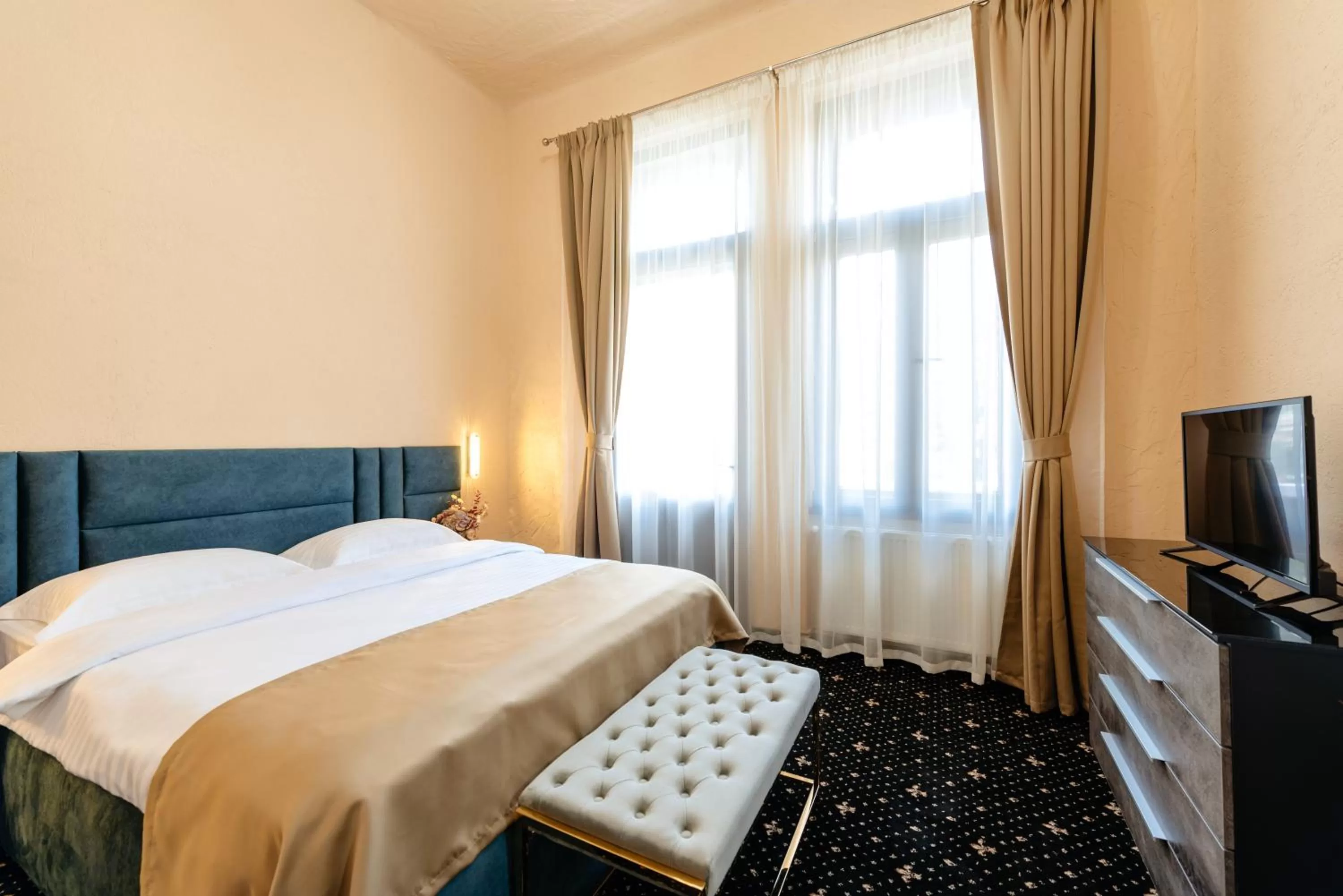 Bedroom, Bed in Palace Bulevard Inn