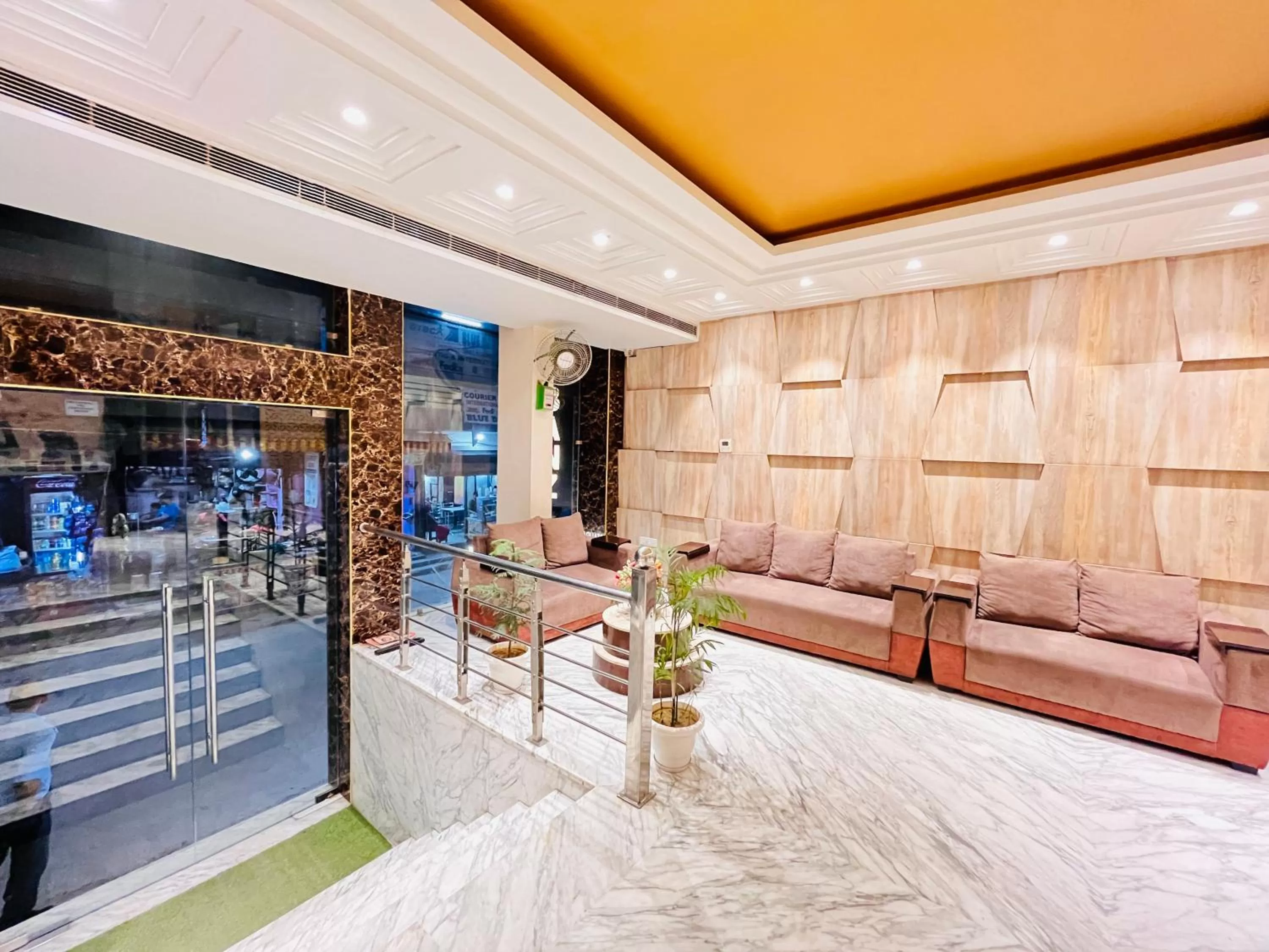 Living room in Hotel Banz near Delhi Airport