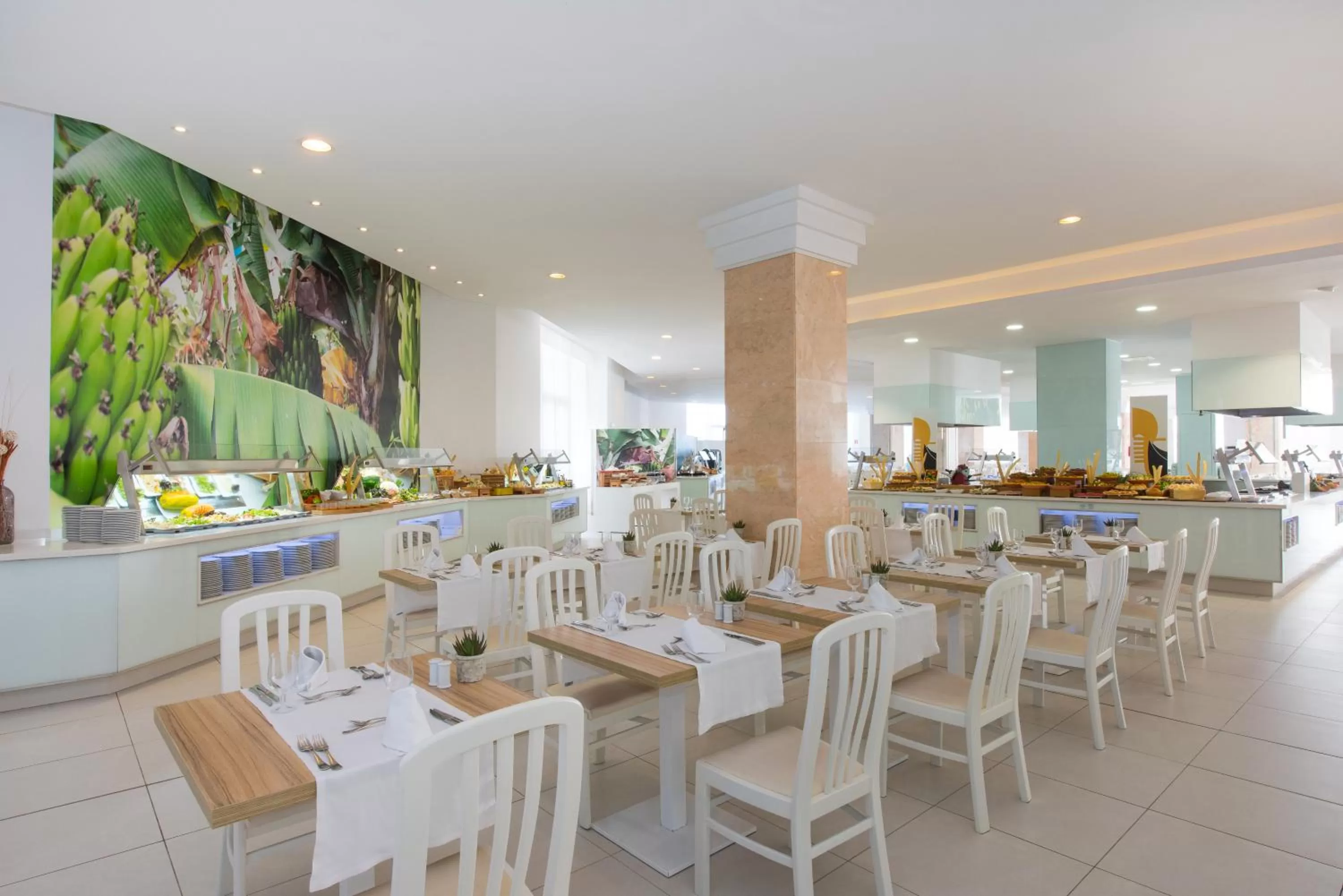 Restaurant/places to eat in Iberostar Waves Bouganville Playa