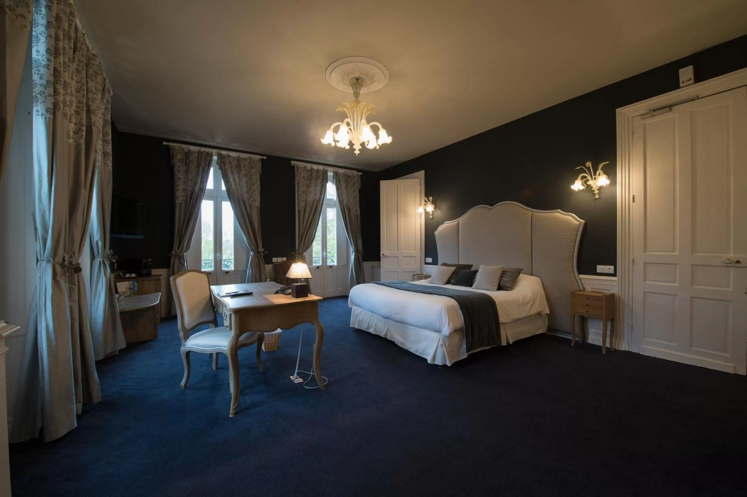 Photo of the whole room, Bed in Chateau du Clos de la Ribaudiere - Teritoria