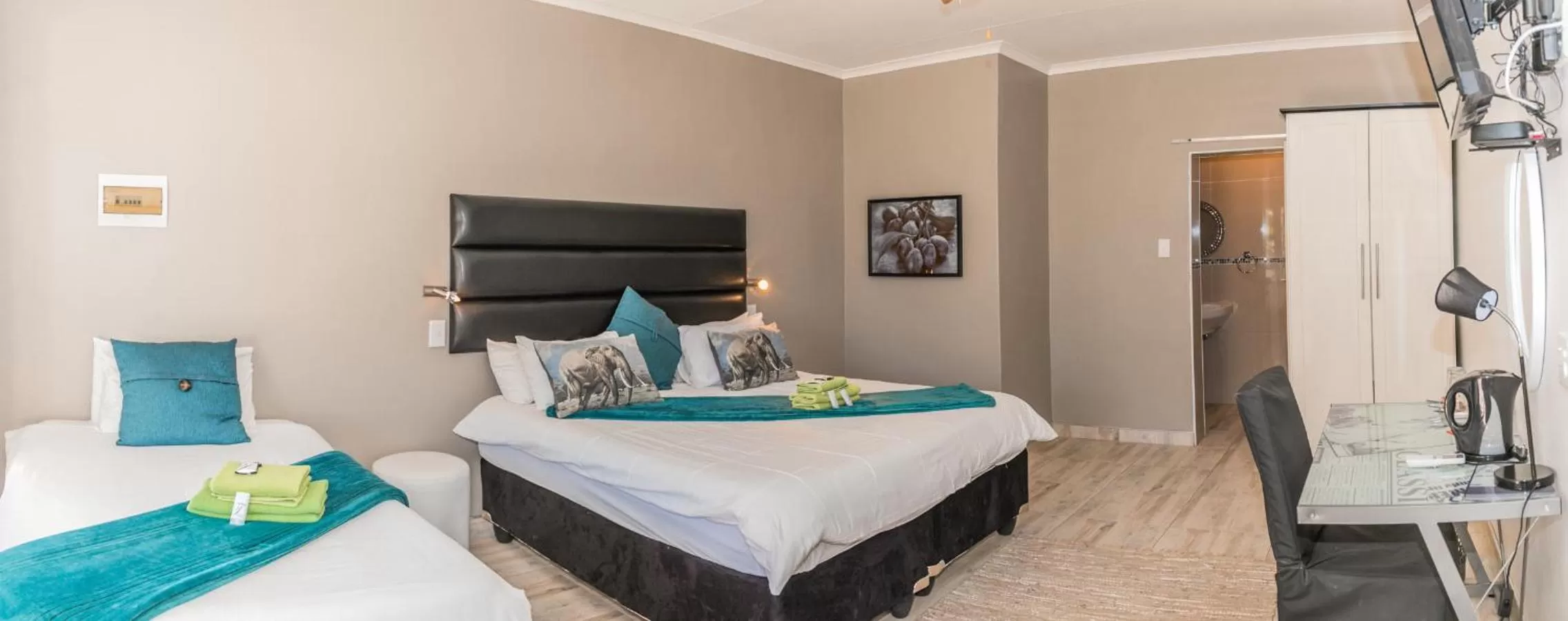 Bed in Out of Africa Town Lodge