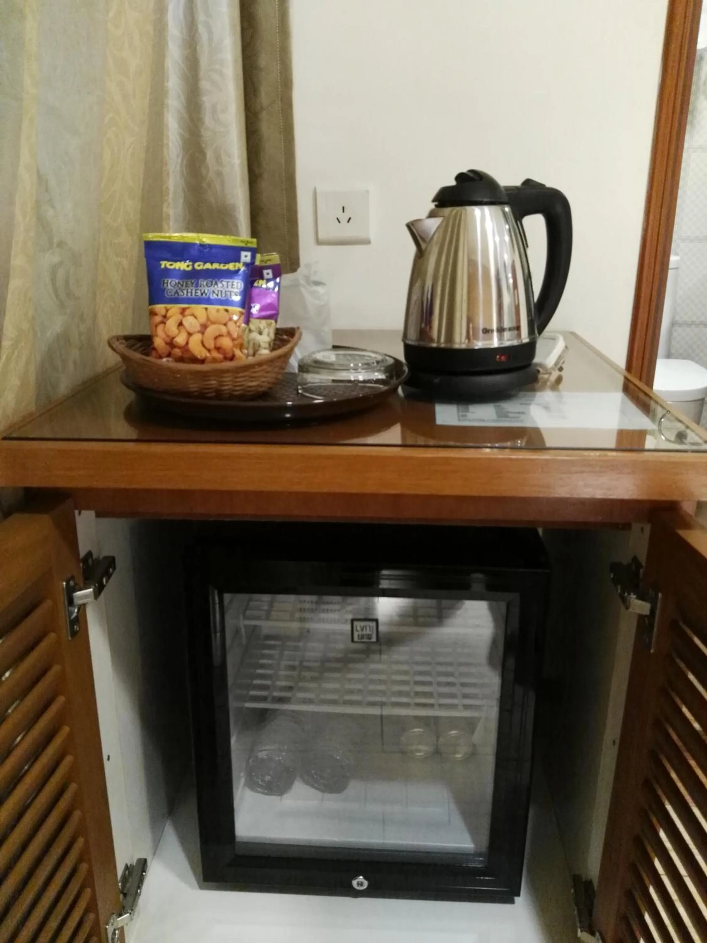 Bedroom in Cardogan Hotel