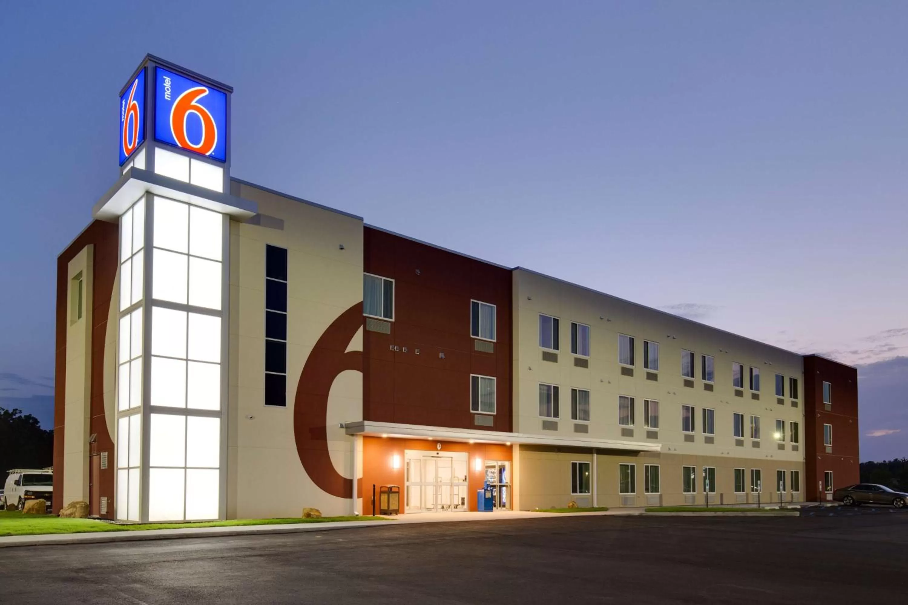 Property building in Motel 6 Poplar Bluff, MO