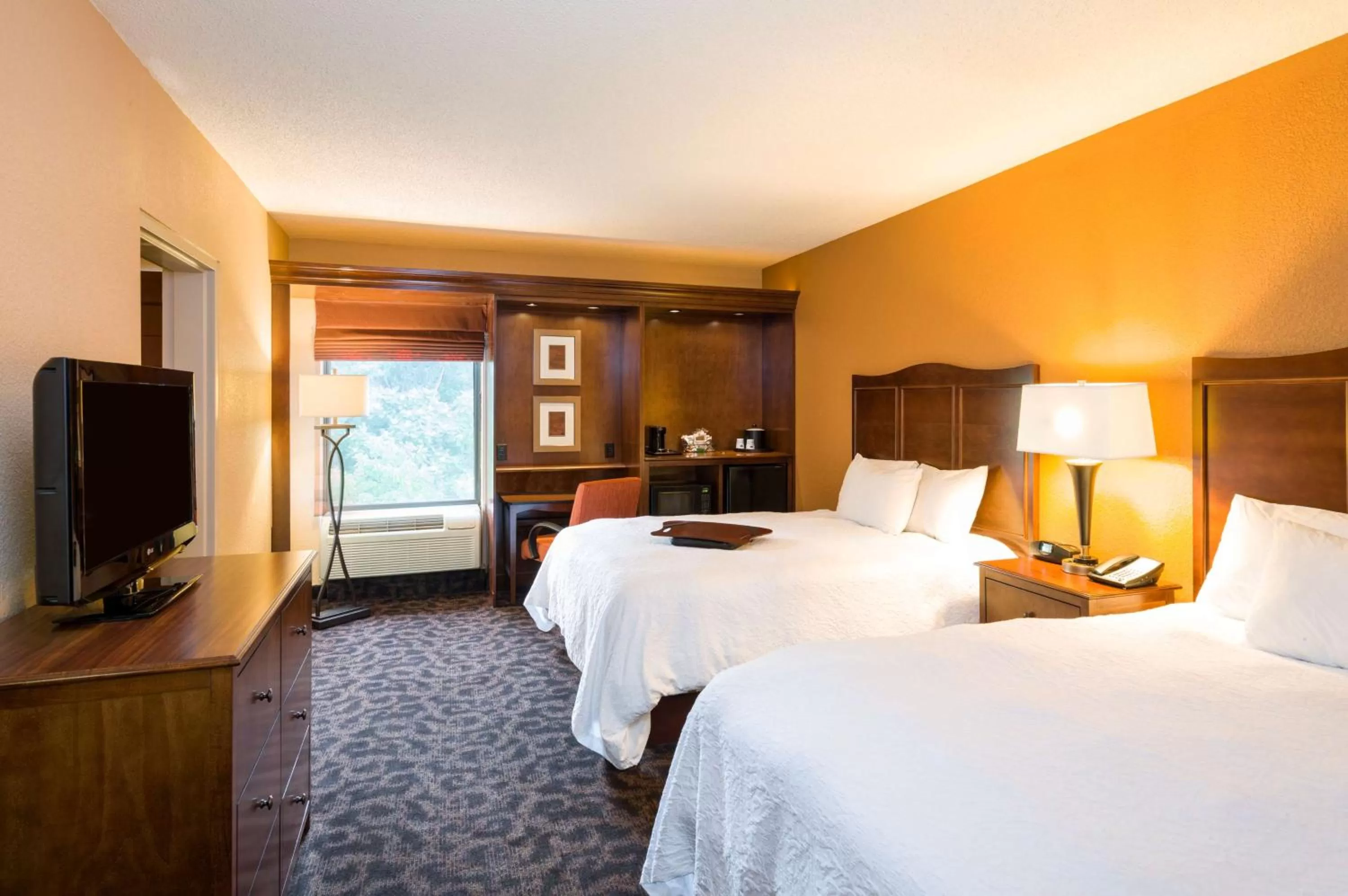 Bedroom, Bed in Hampton Inn Danville