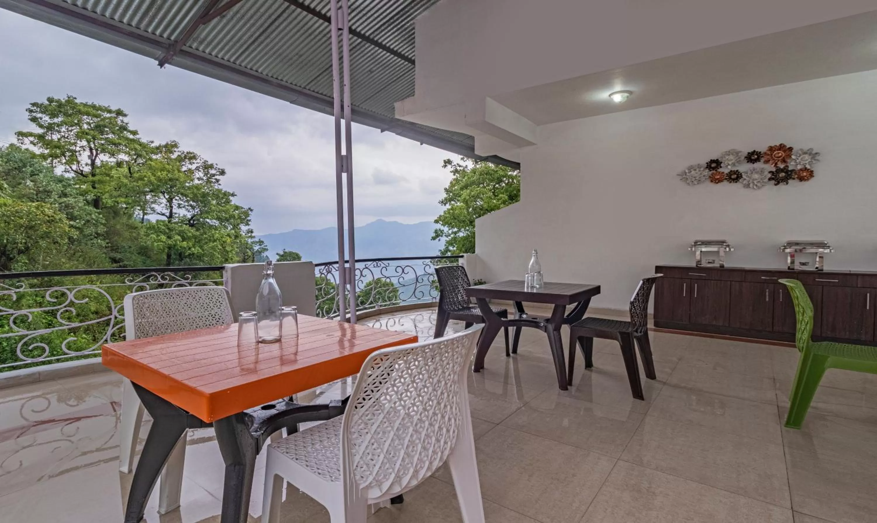 Dining area in Itsy Hotels Peak View, 300 Mts From Mall Road