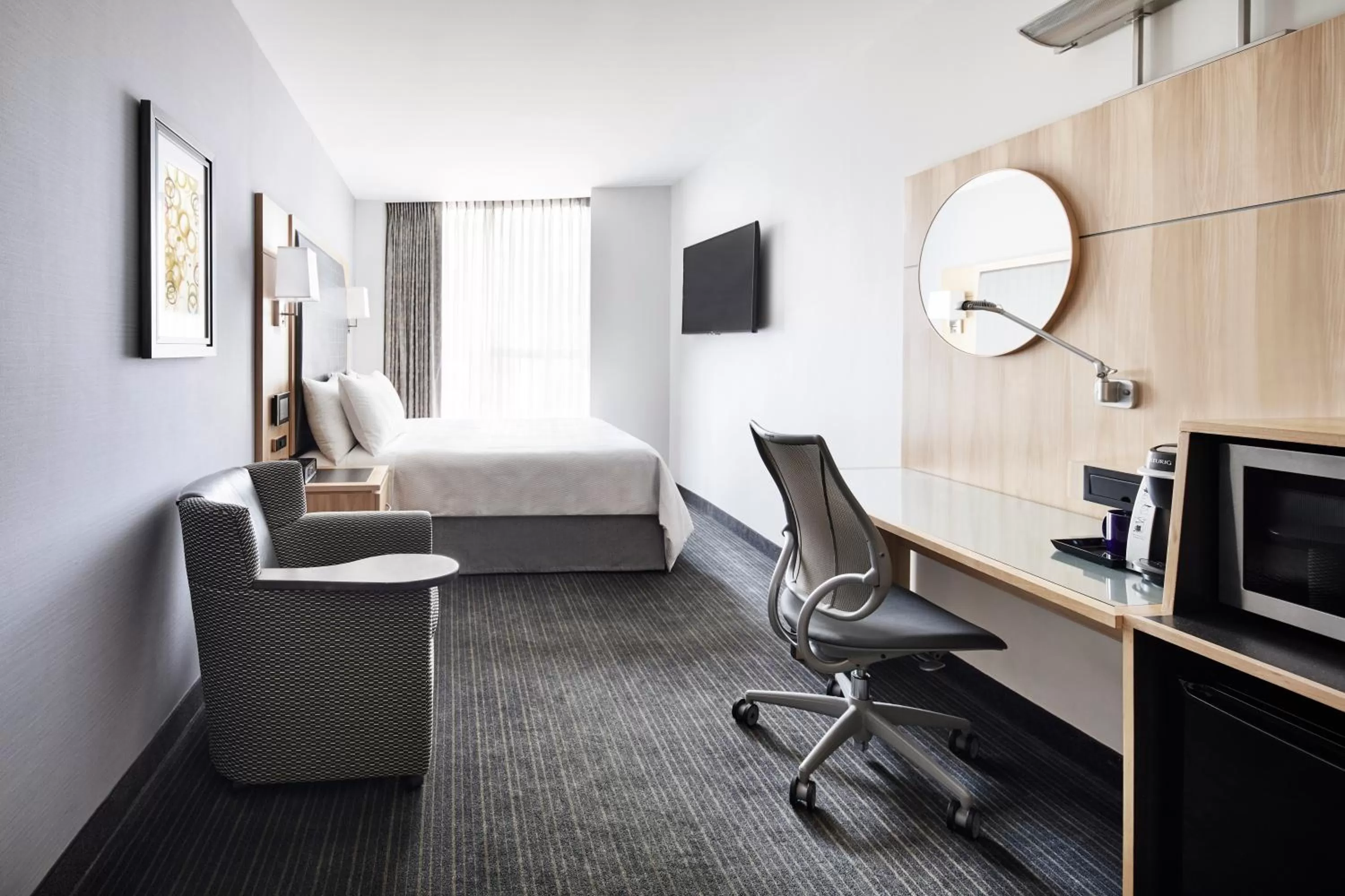 TV and multimedia, Bed in Club Quarters Hotel World Trade Center, New York