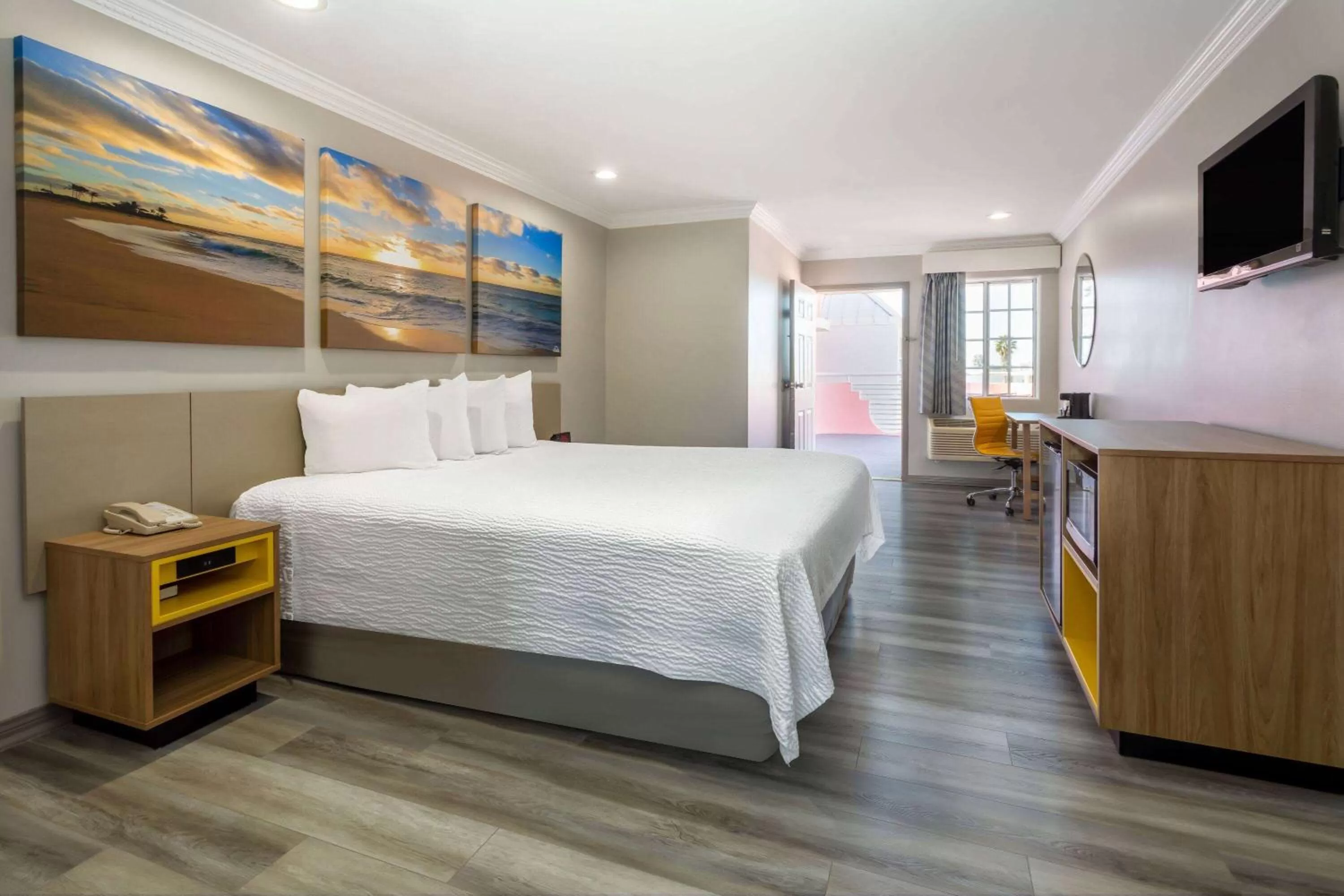 Photo of the whole room, Bed in Days Inn by Wyndham Santa Monica