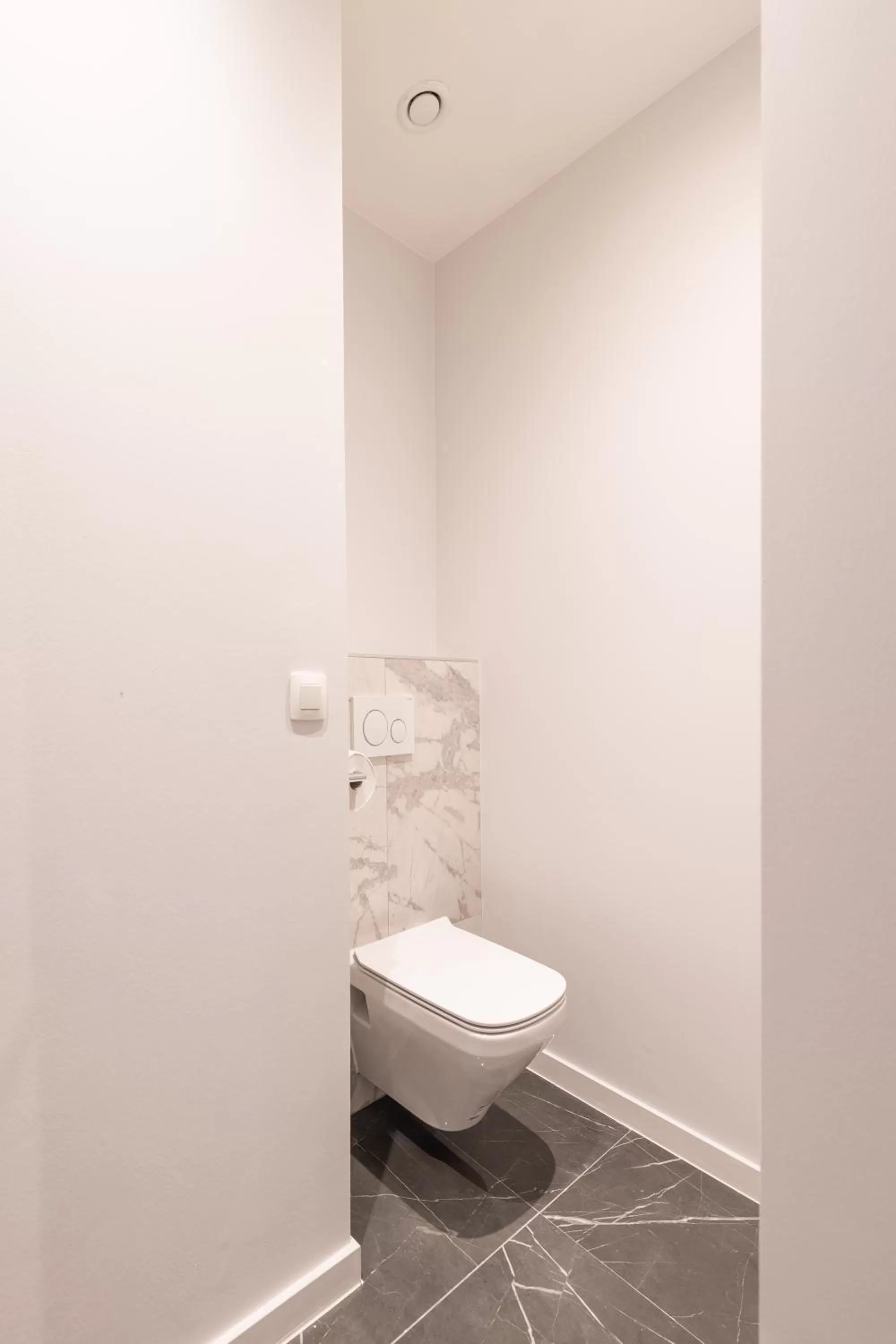 Toilet in Boutique Hotel Sablon by CW Hotel Collection