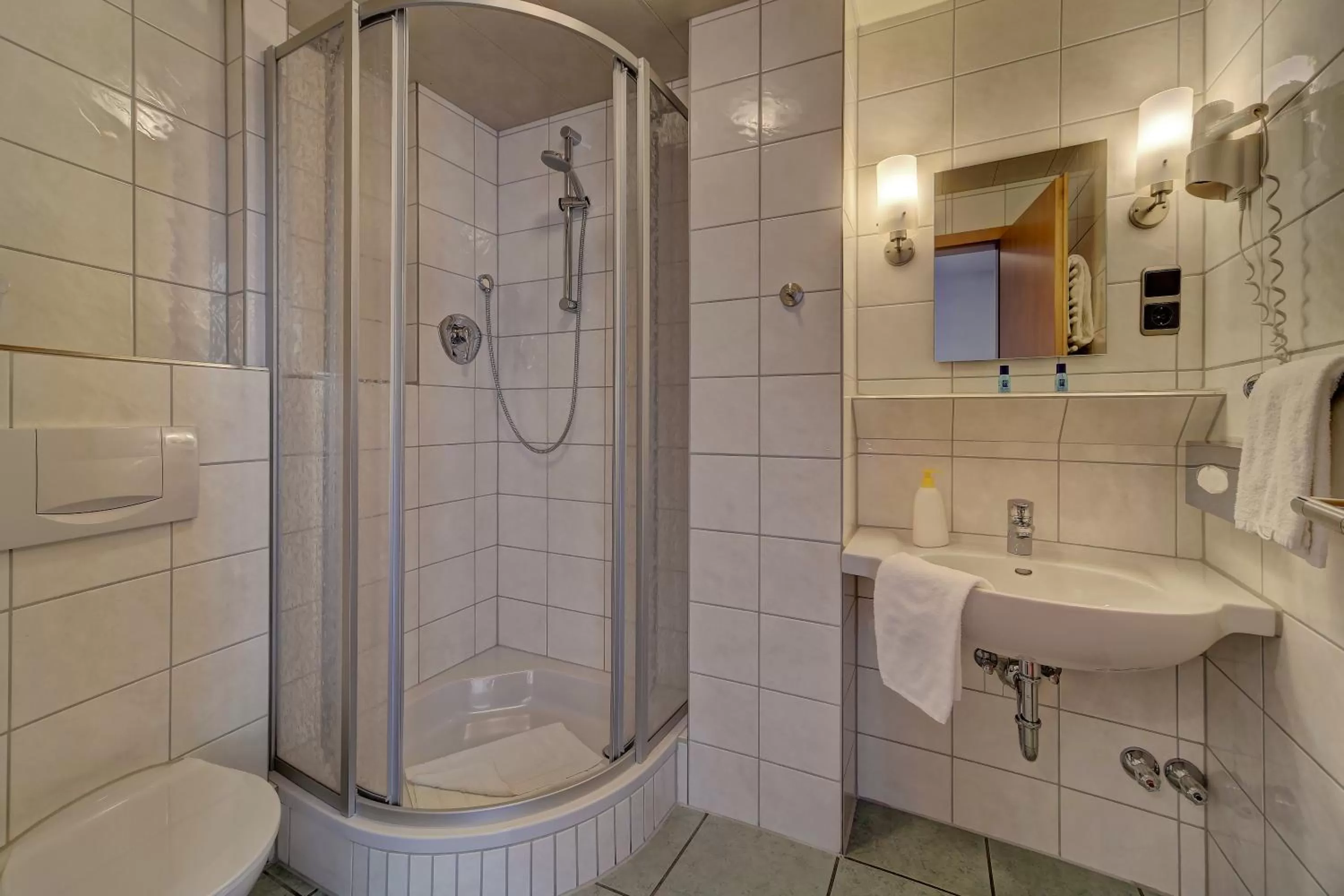 Shower in Hotel Post