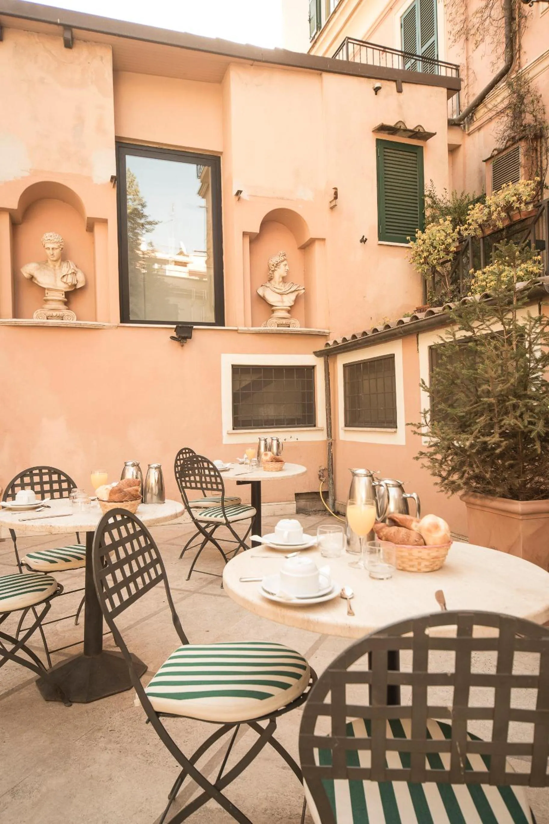 Restaurant/places to eat in Hotel Donatello