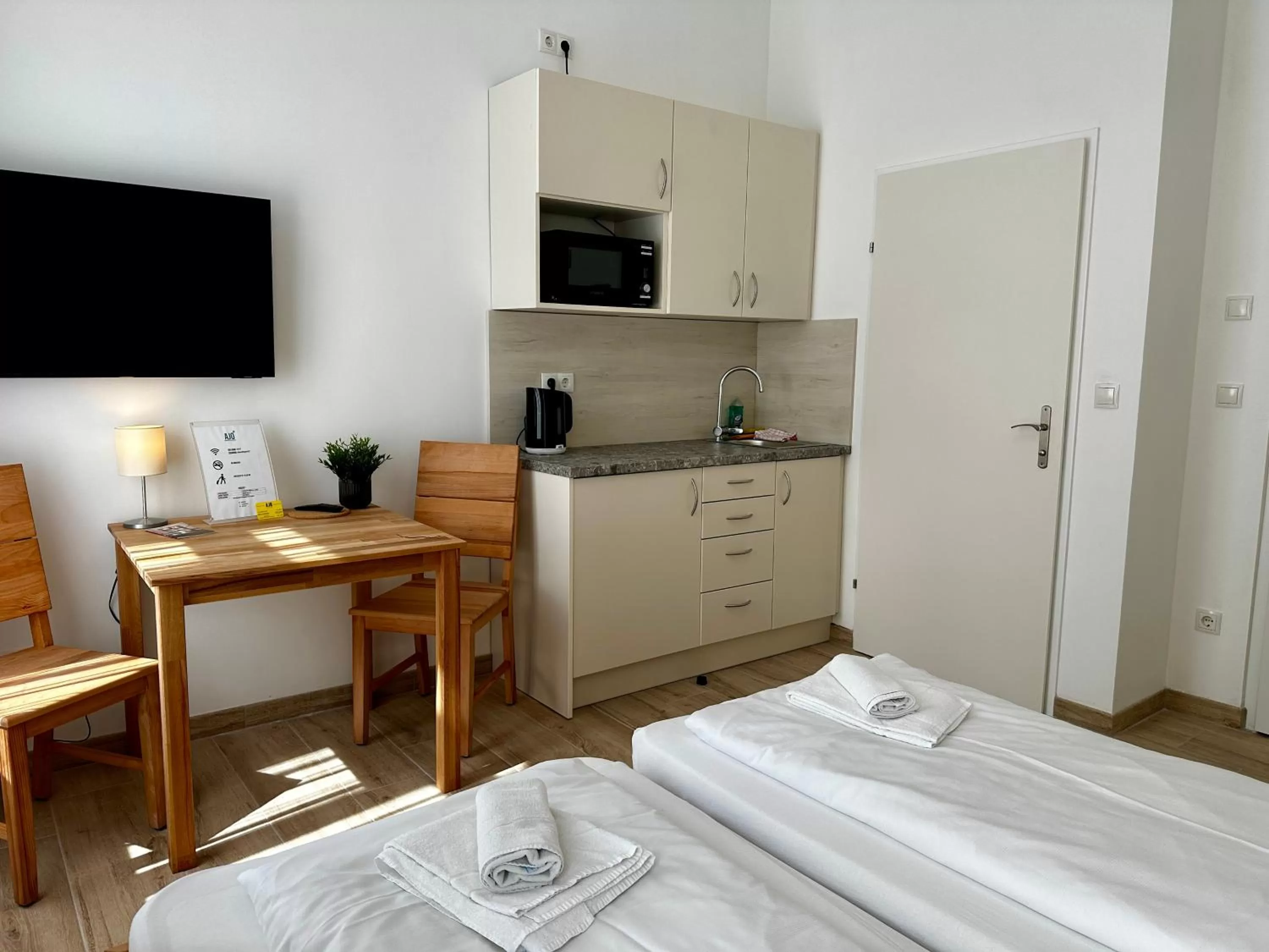 Kitchen or kitchenette, Bed in AJO Apartments - Messe City Flat - Self-Check-in