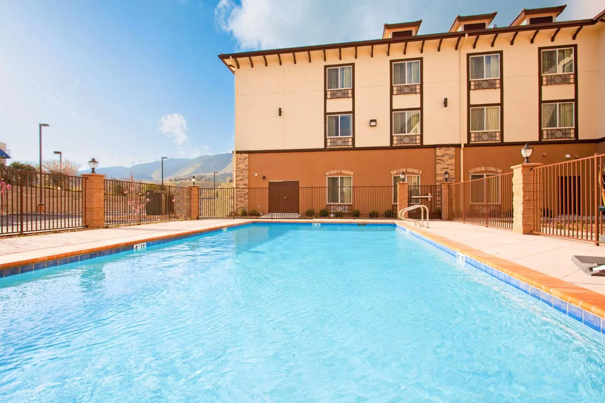 Swimming pool in Holiday Inn Express & Suites Frazier Park by IHG