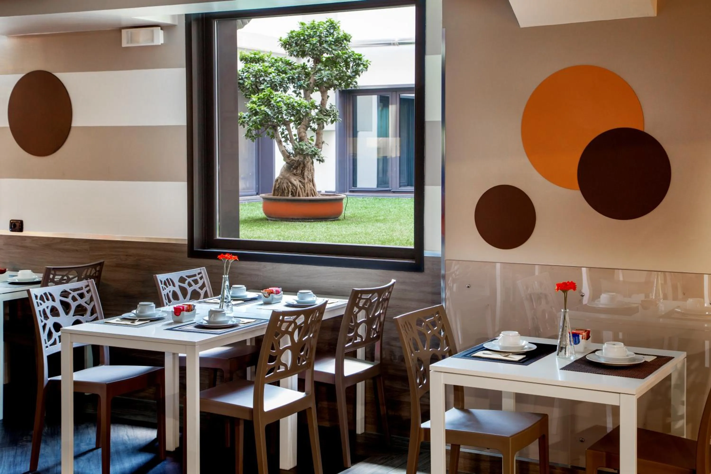 Restaurant/places to eat in Hotel Domidea