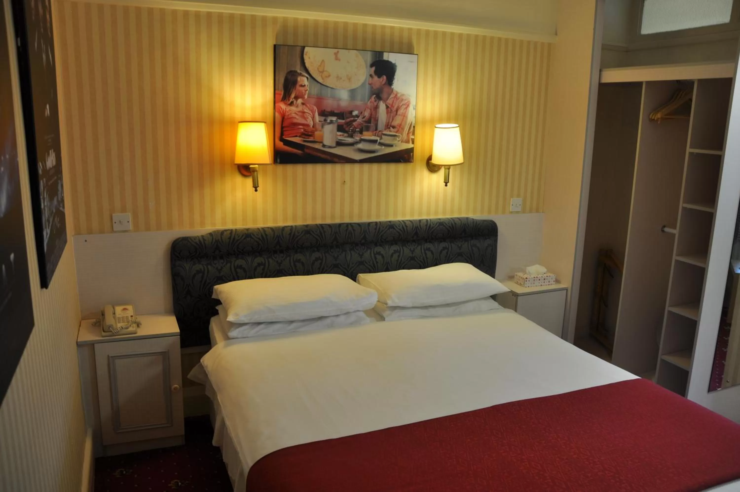 Bed in Hotel Celebrity Bournemouth East Cliff by Villare hotels