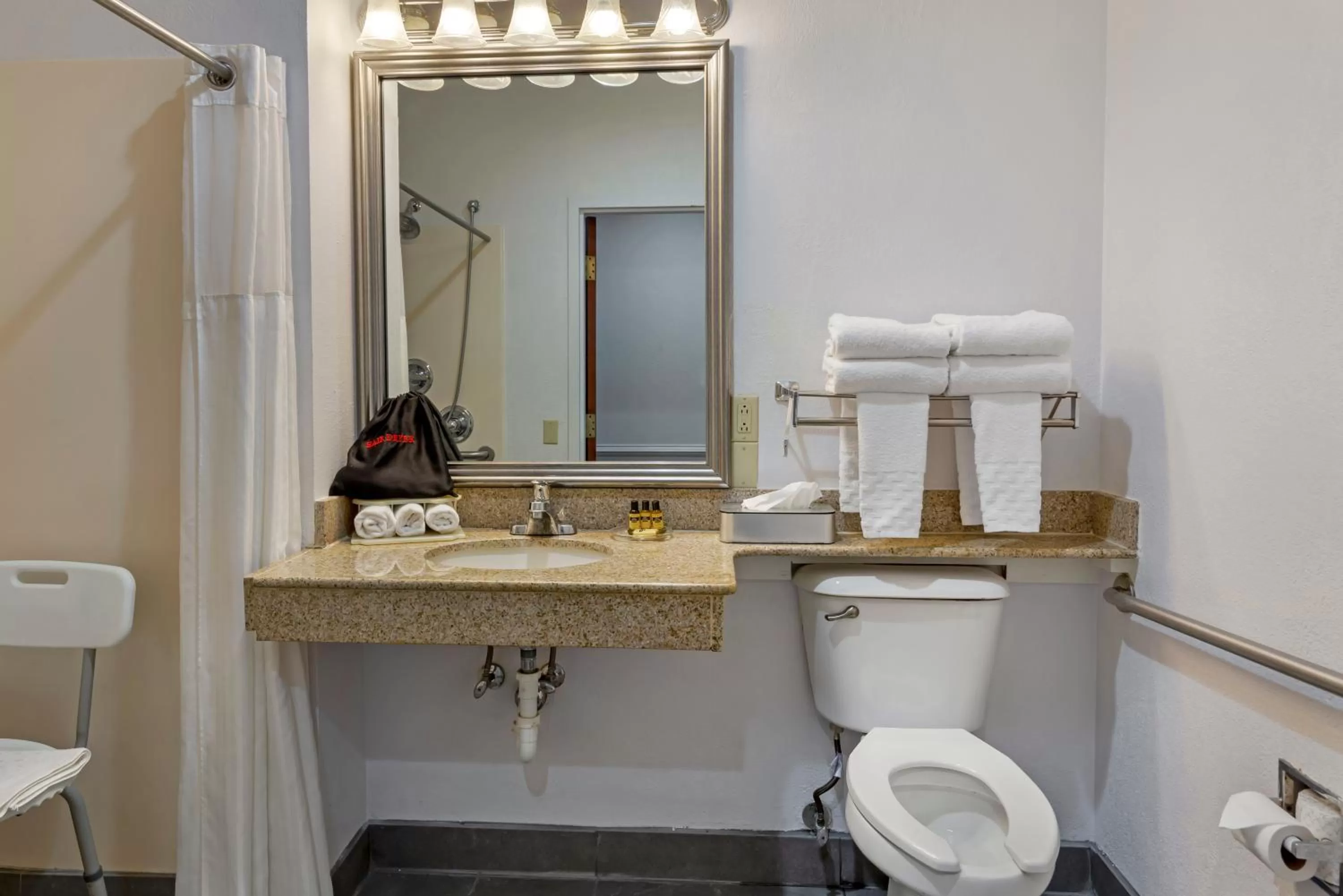 Shower in Best Western Plus South Hill Inn