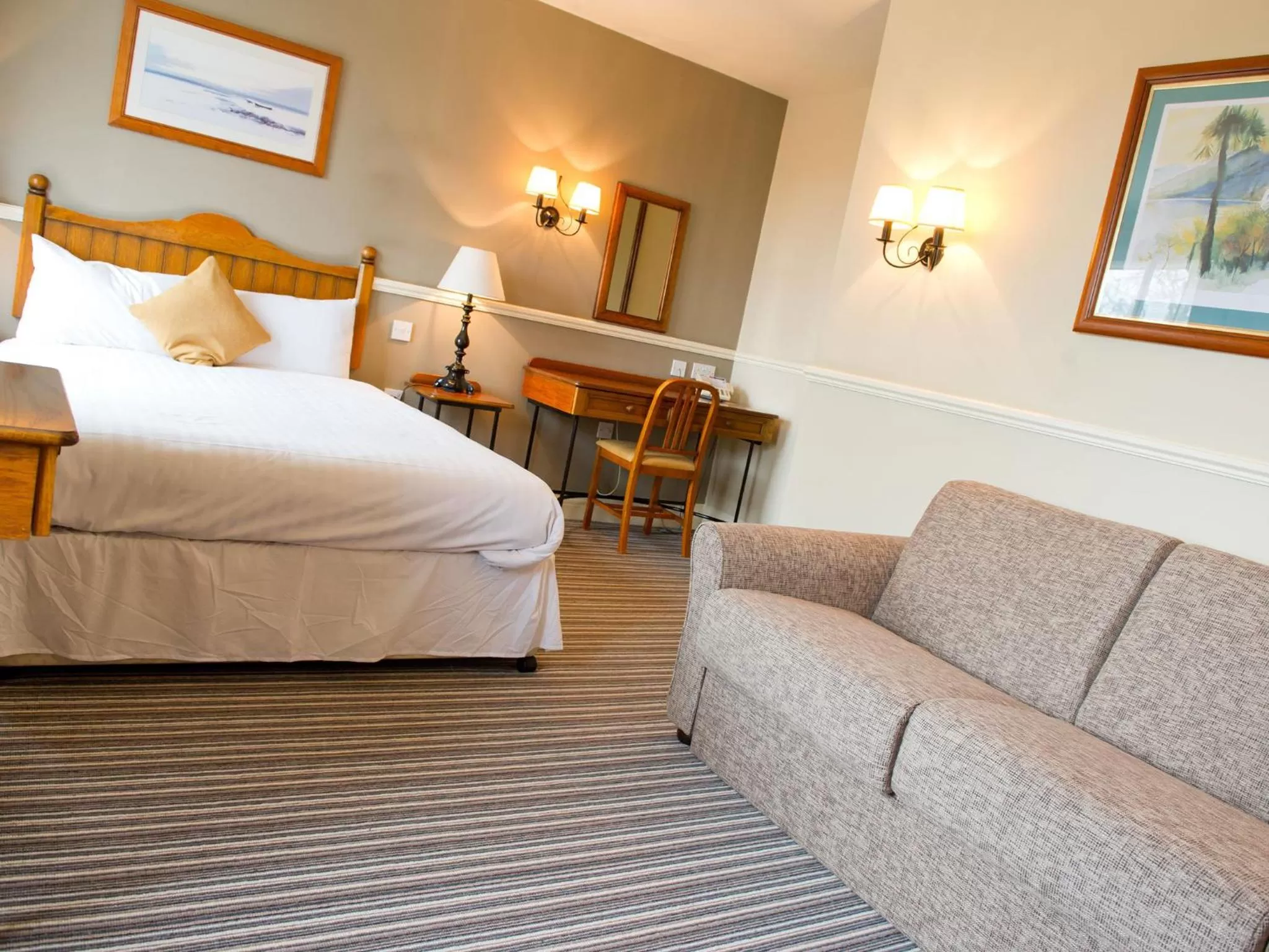 Photo of the whole room in The Bears Head by Innkeeper's Collection