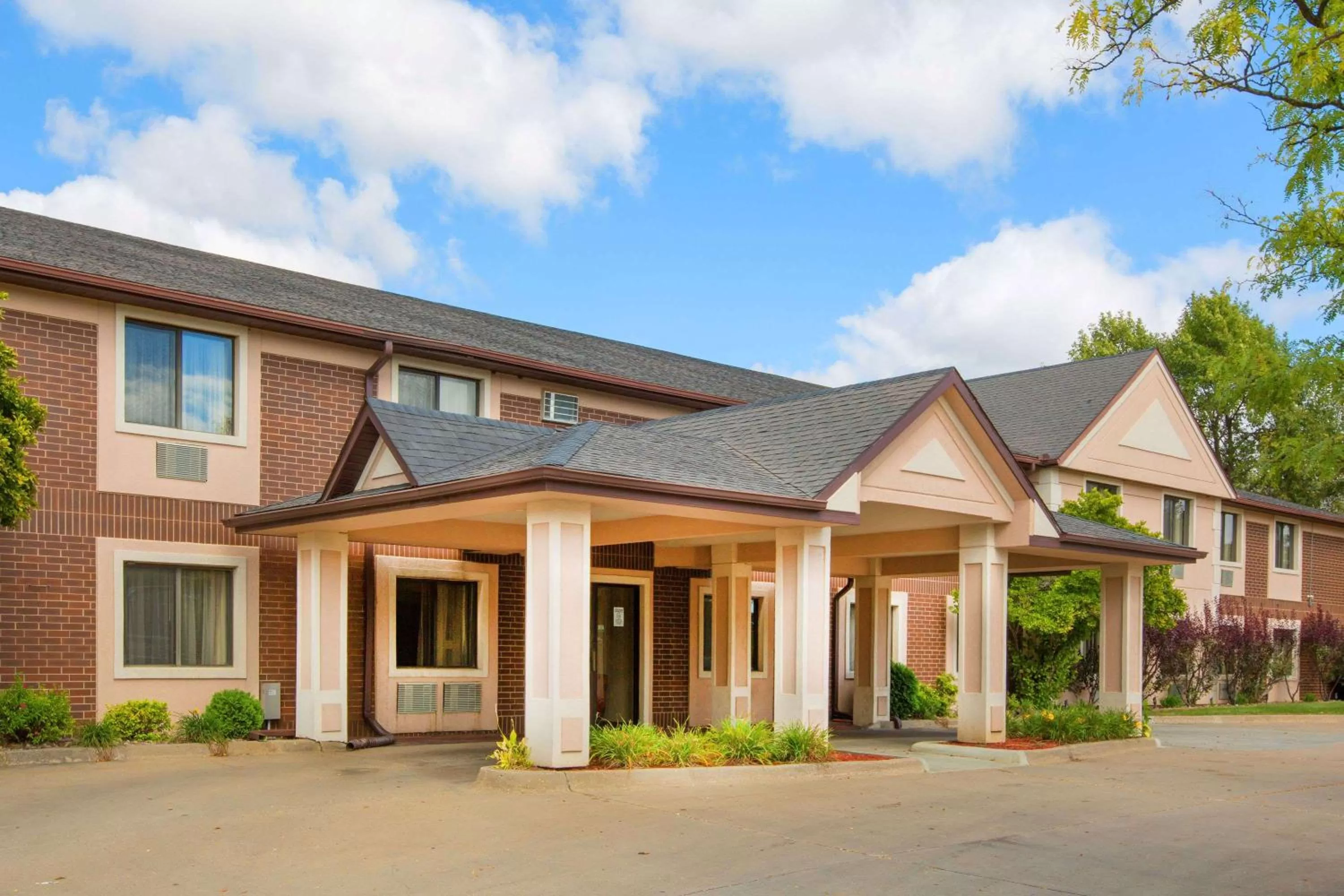 Property building in Super 8 by Wyndham Clive IA