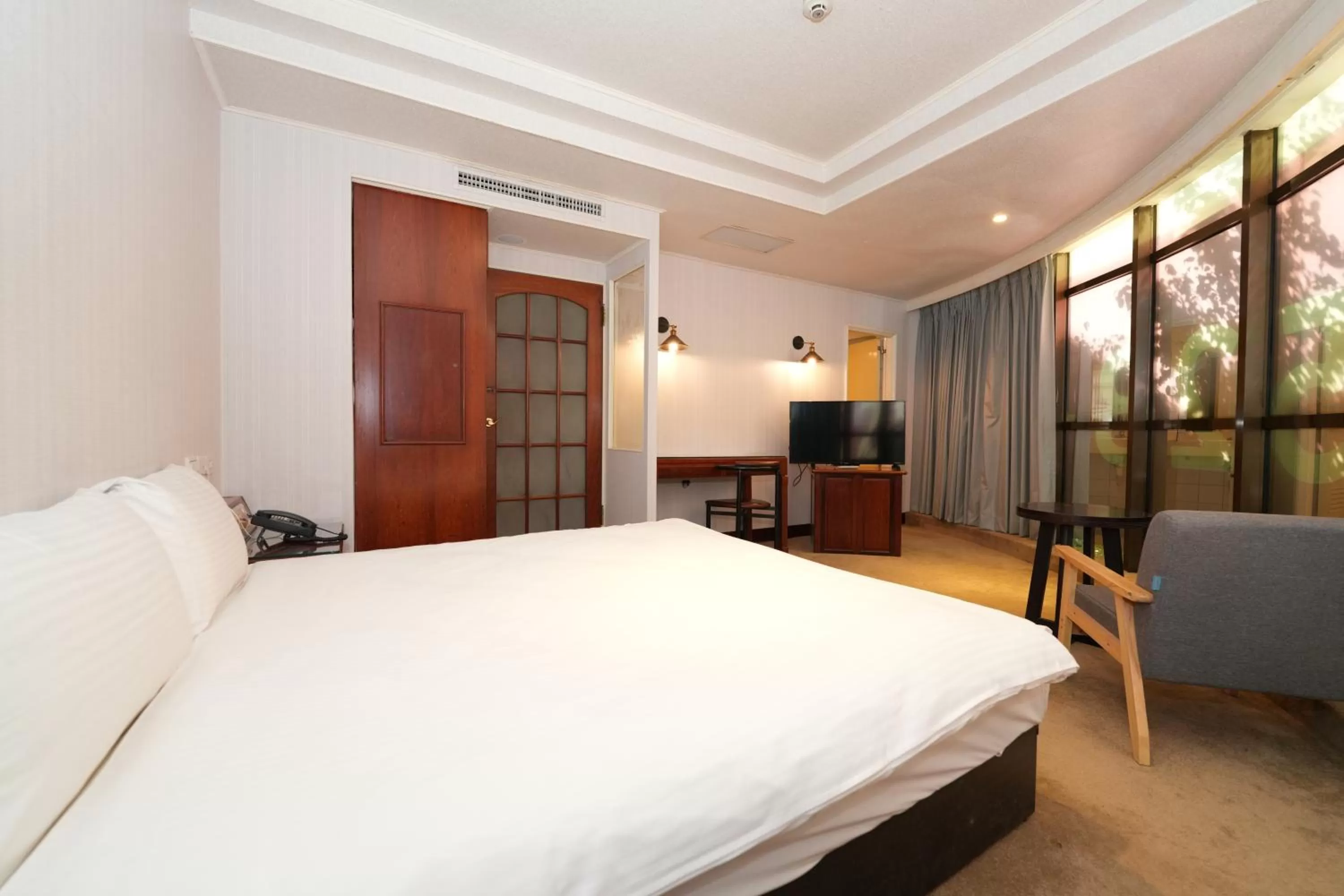 Photo of the whole room, Bed in Shanger Hotel