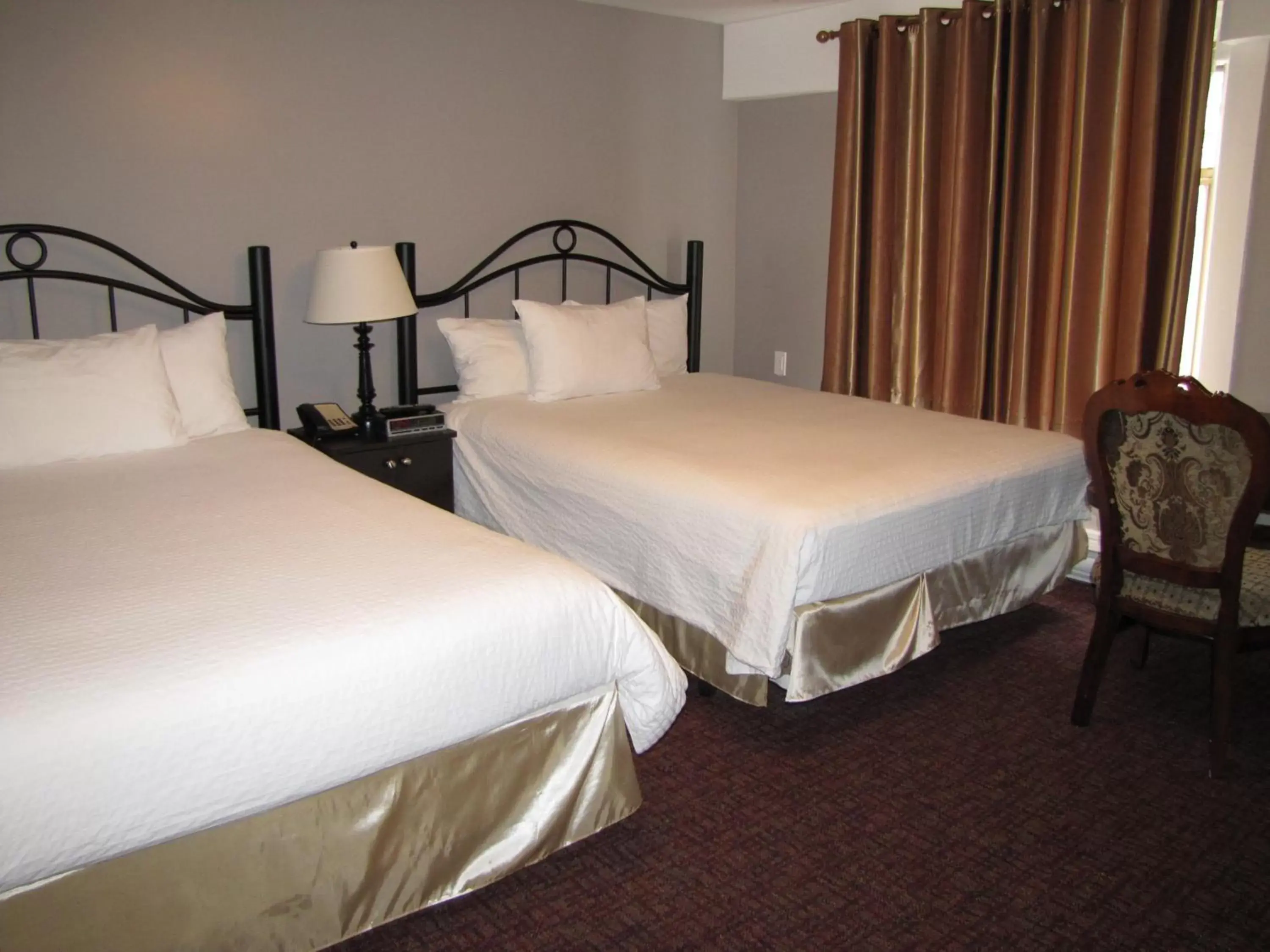 Deluxe Double Room with Two Double Beds in Barclay Hotel Deluxe Double Room with Two Double Beds in Barclay Hotel