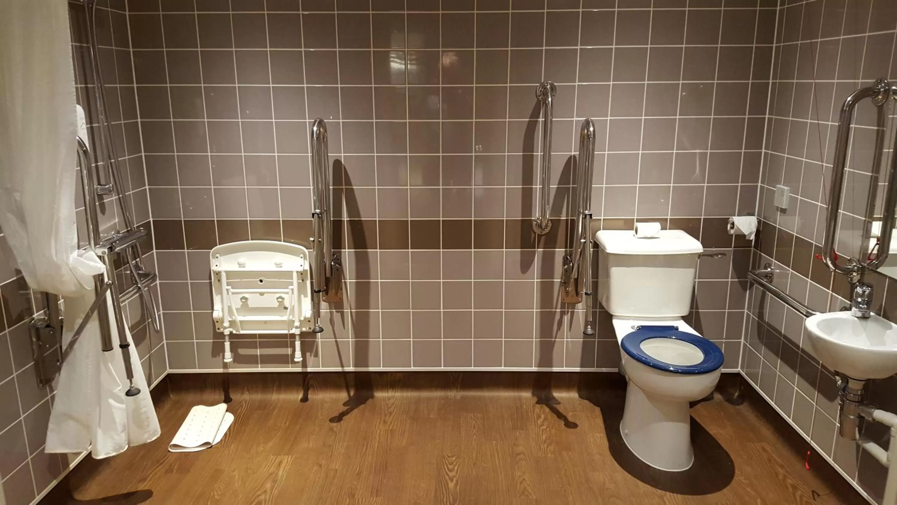 Shower in The Cross Keys