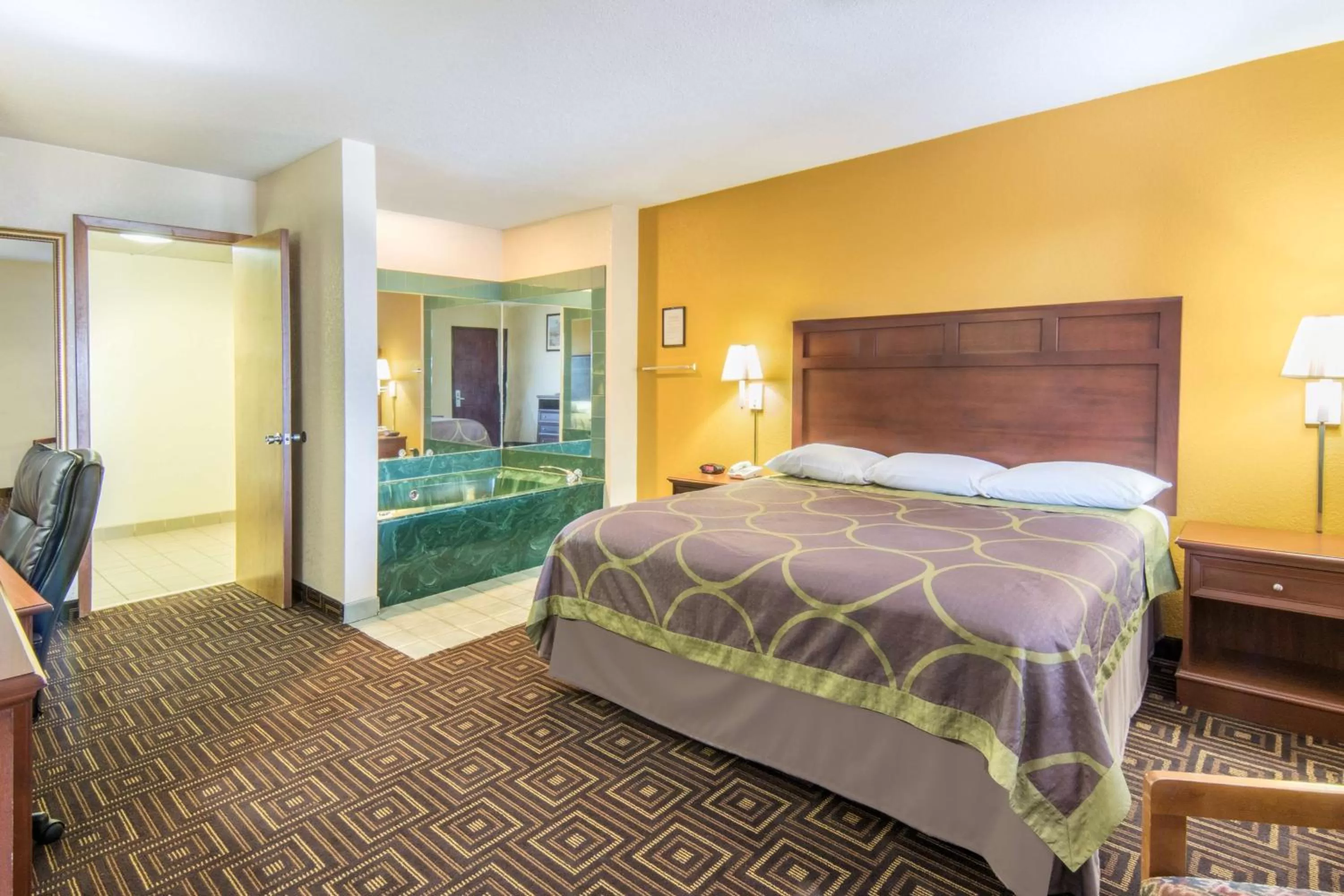 Photo of the whole room, Bed in Super 8 by Wyndham Seguin