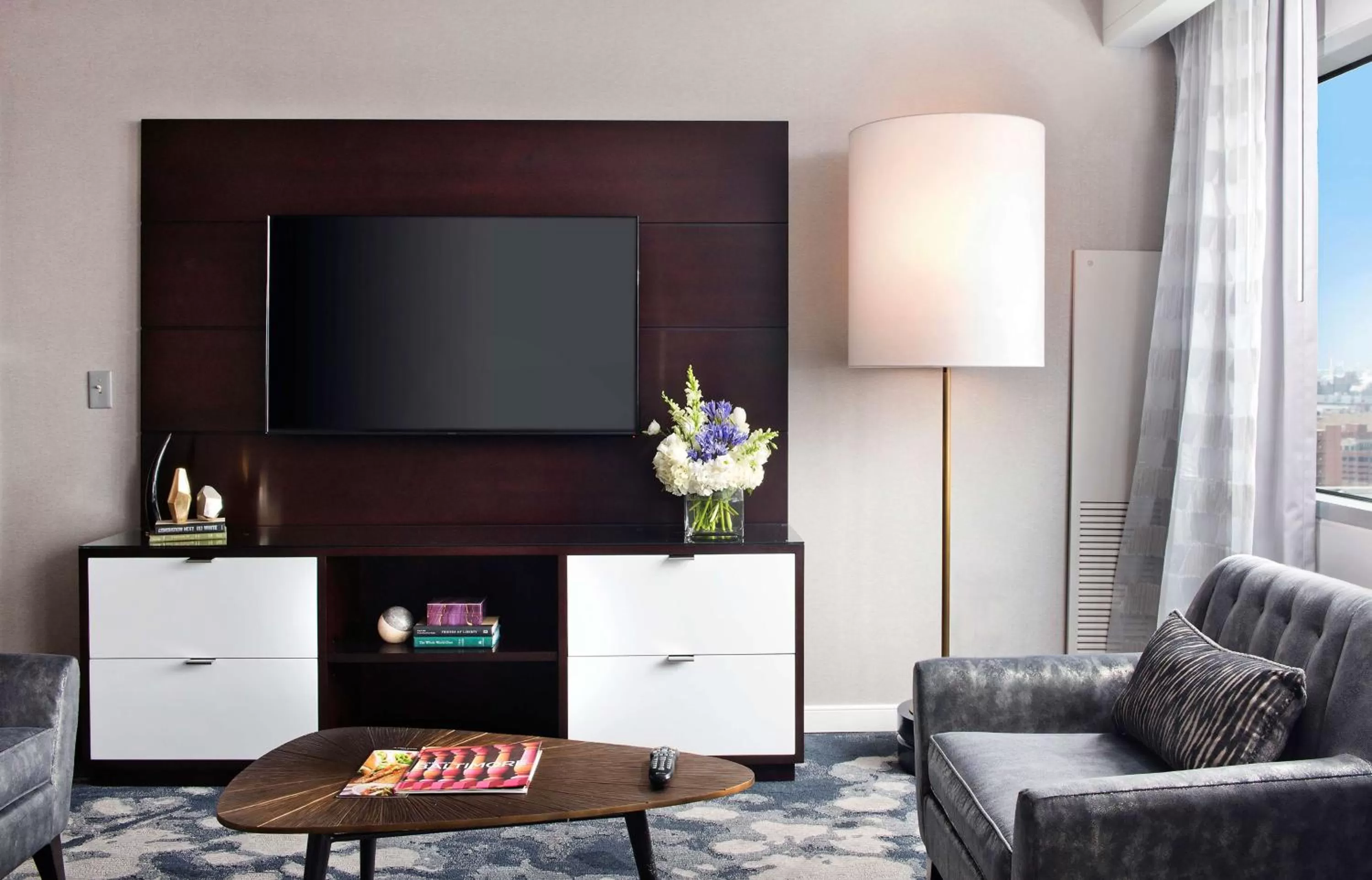 Living room in Hilton Baltimore Inner Harbor