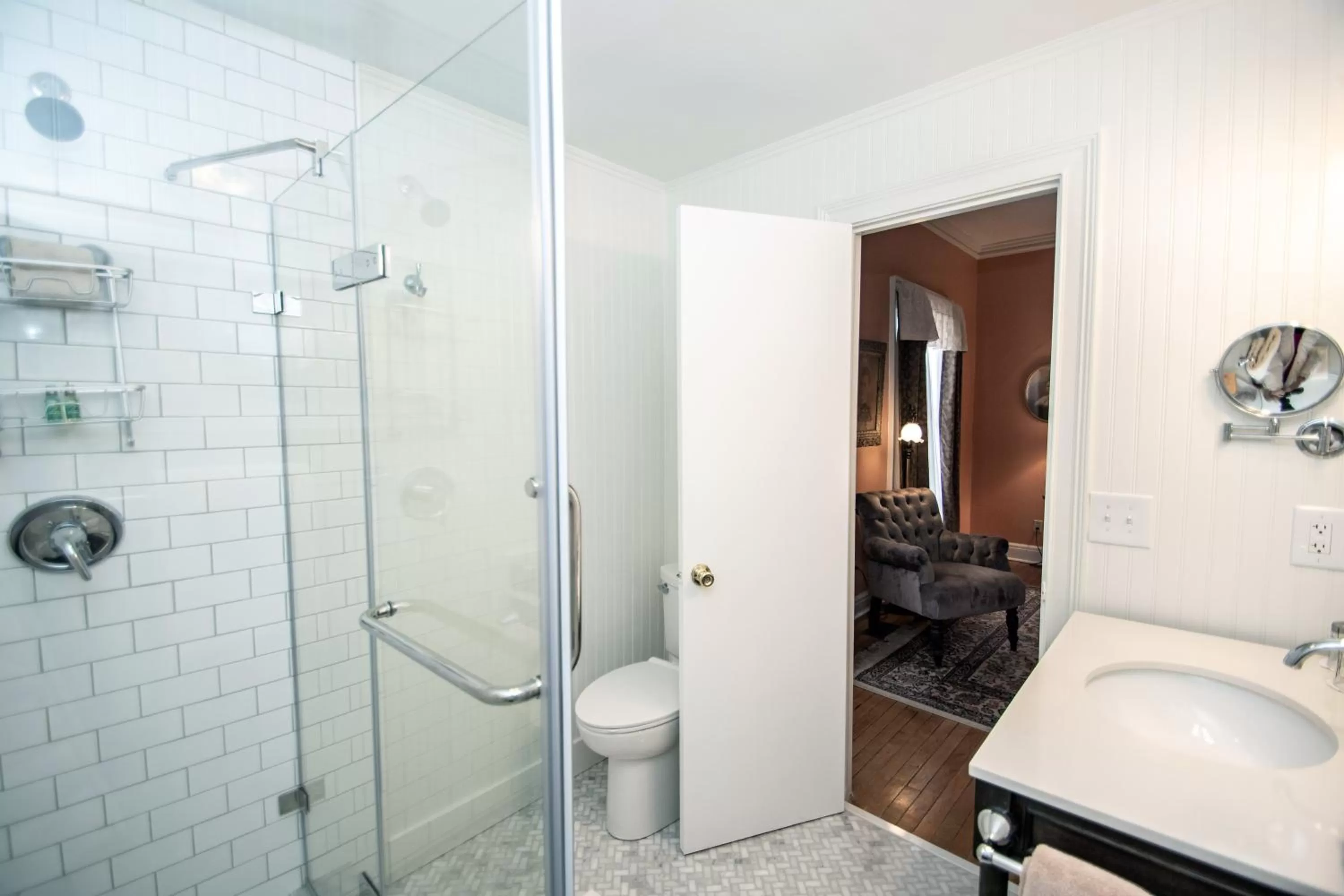 Bathroom in Looking Glass Inn