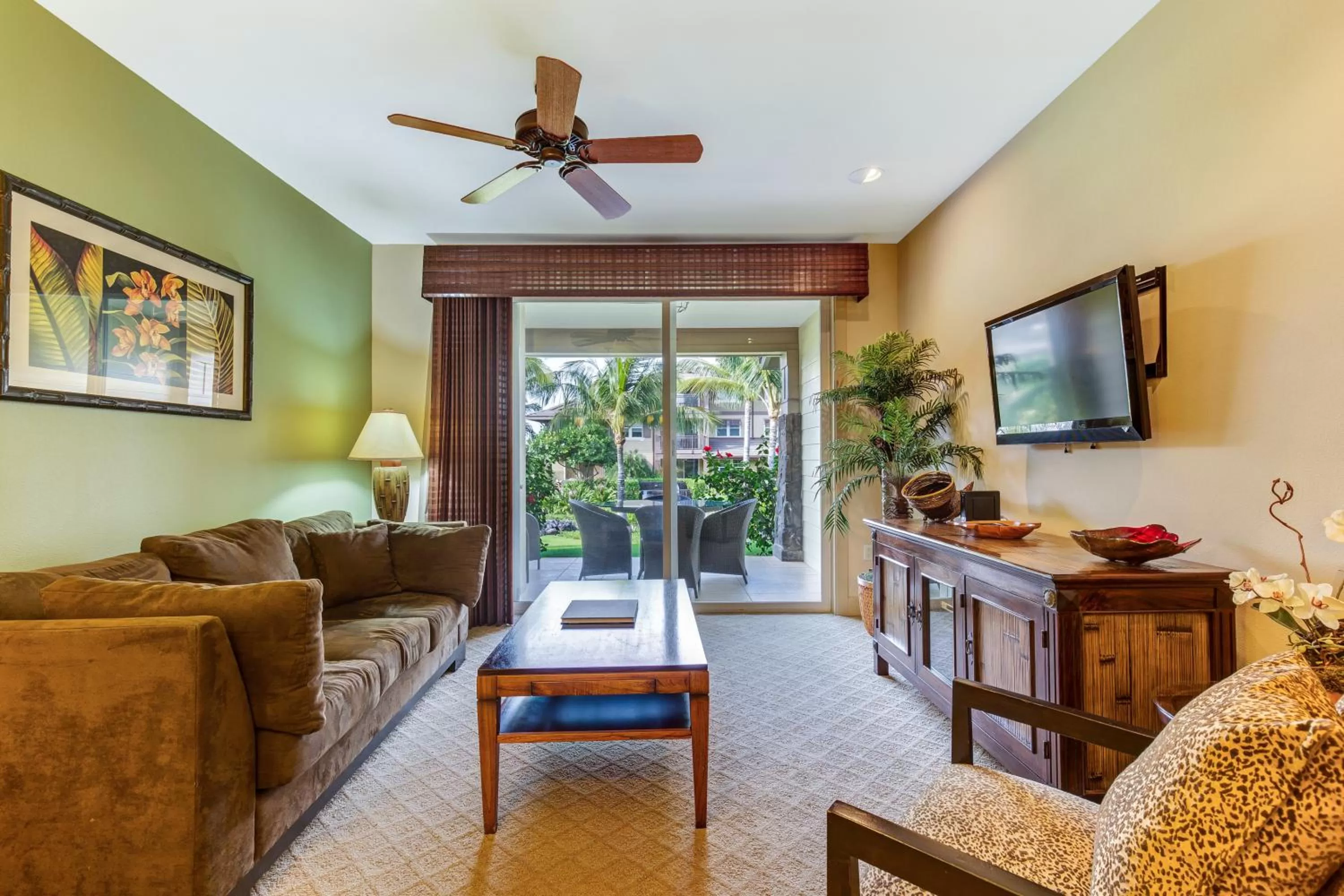 Living room in Castle Hali'i Kai at Waikoloa