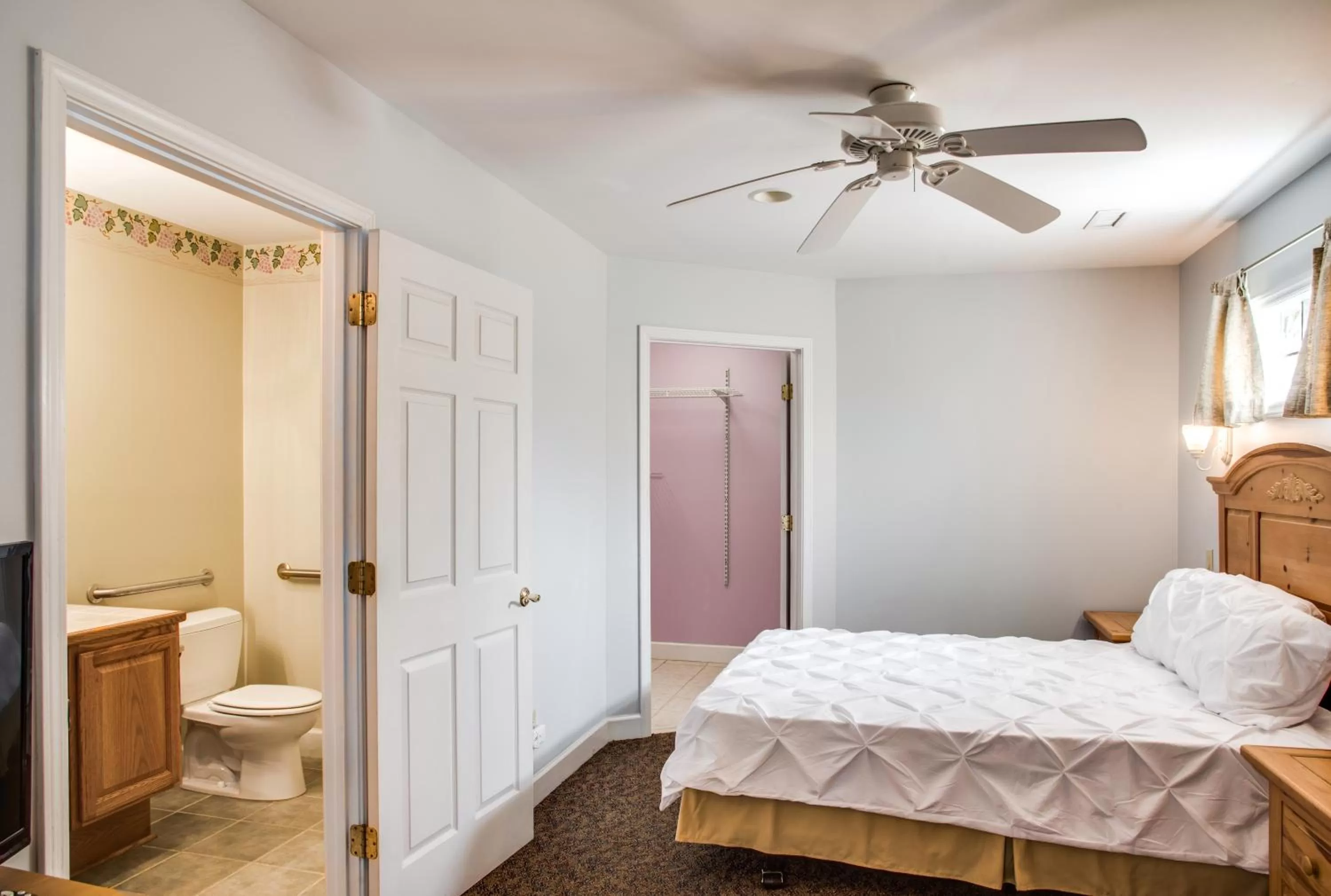 Bed in Boxwood Lodge Blowing Rock near Boone-University