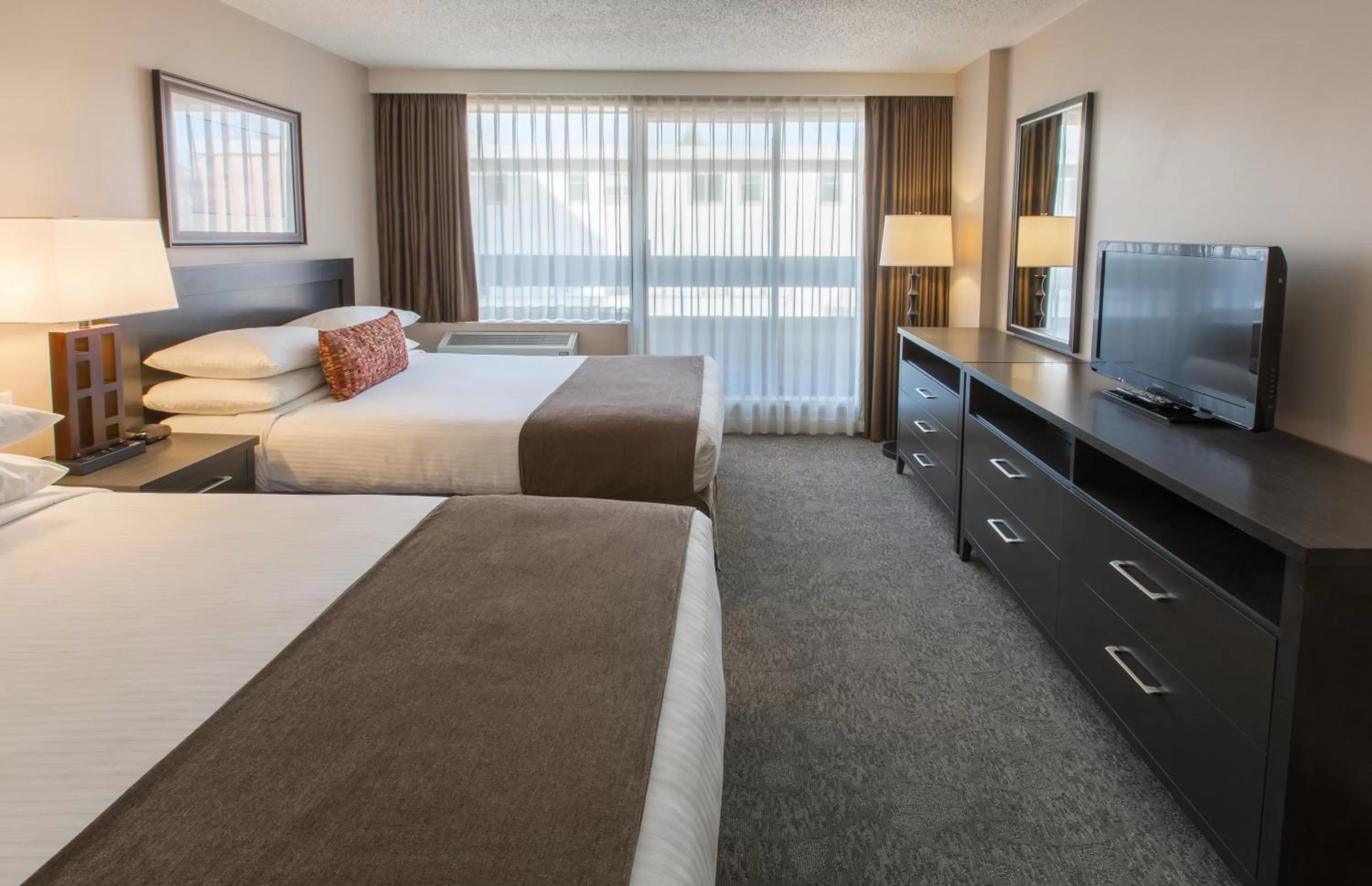 Bedroom, Bed in The Embassy Inn