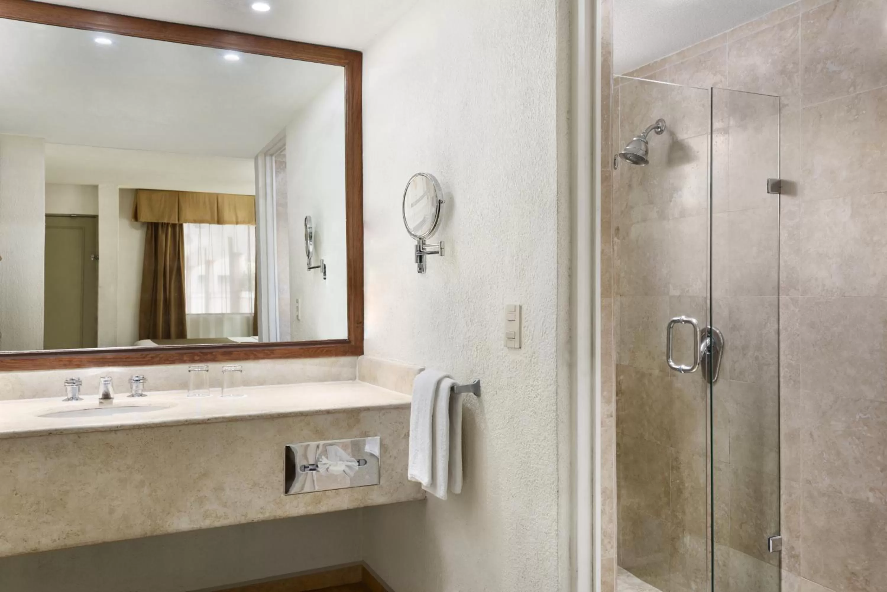 Shower in Wyndham Garden Obregon